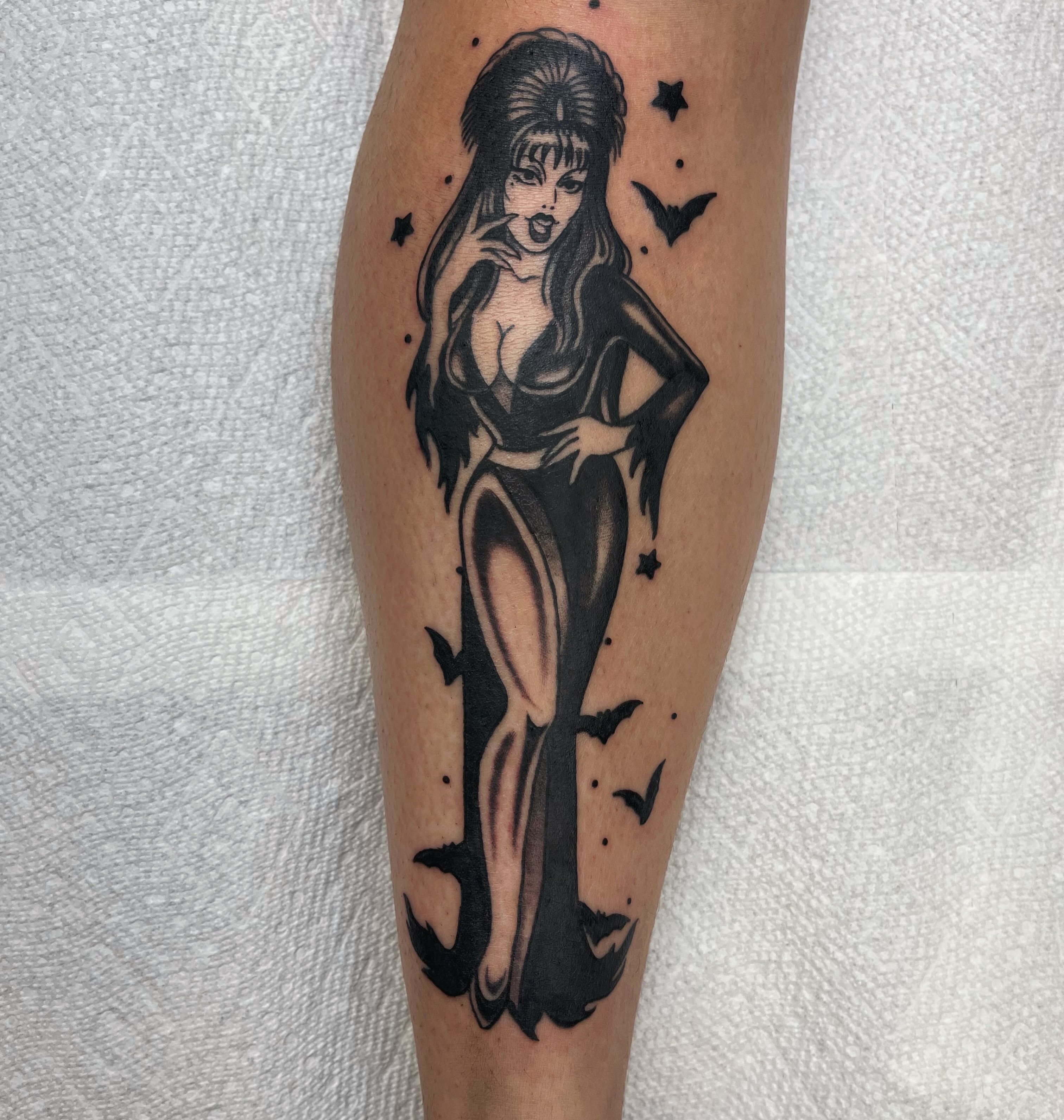 Vampire woman dark realism tattoo on the forearm by ᴴᴬᴺᴺᴬᴴ ᴿᵁᴰᴰᴱᴸᴸ