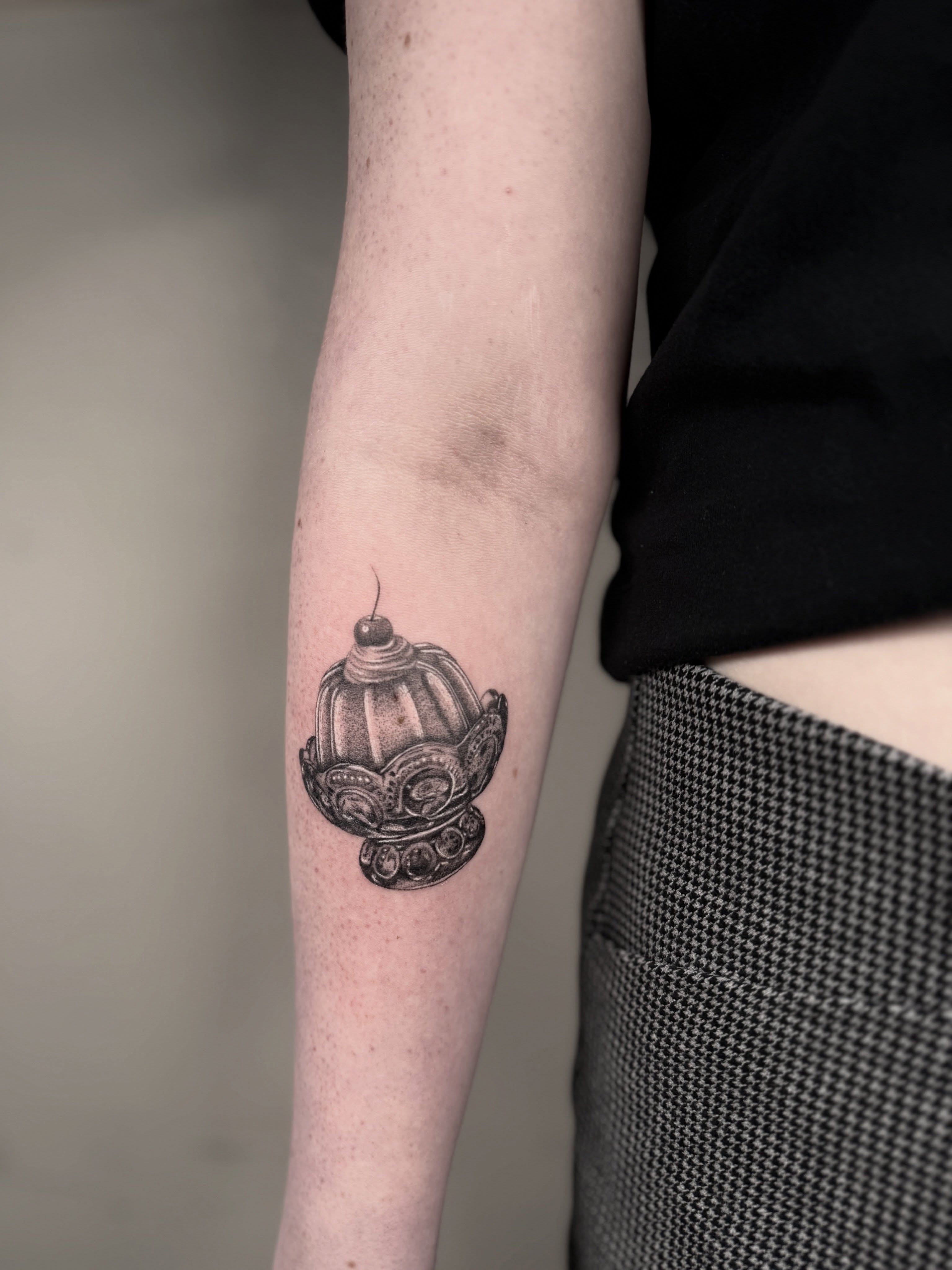 Lamp black and grey tattoo on the forearm by Mara Flores βπΛβ§