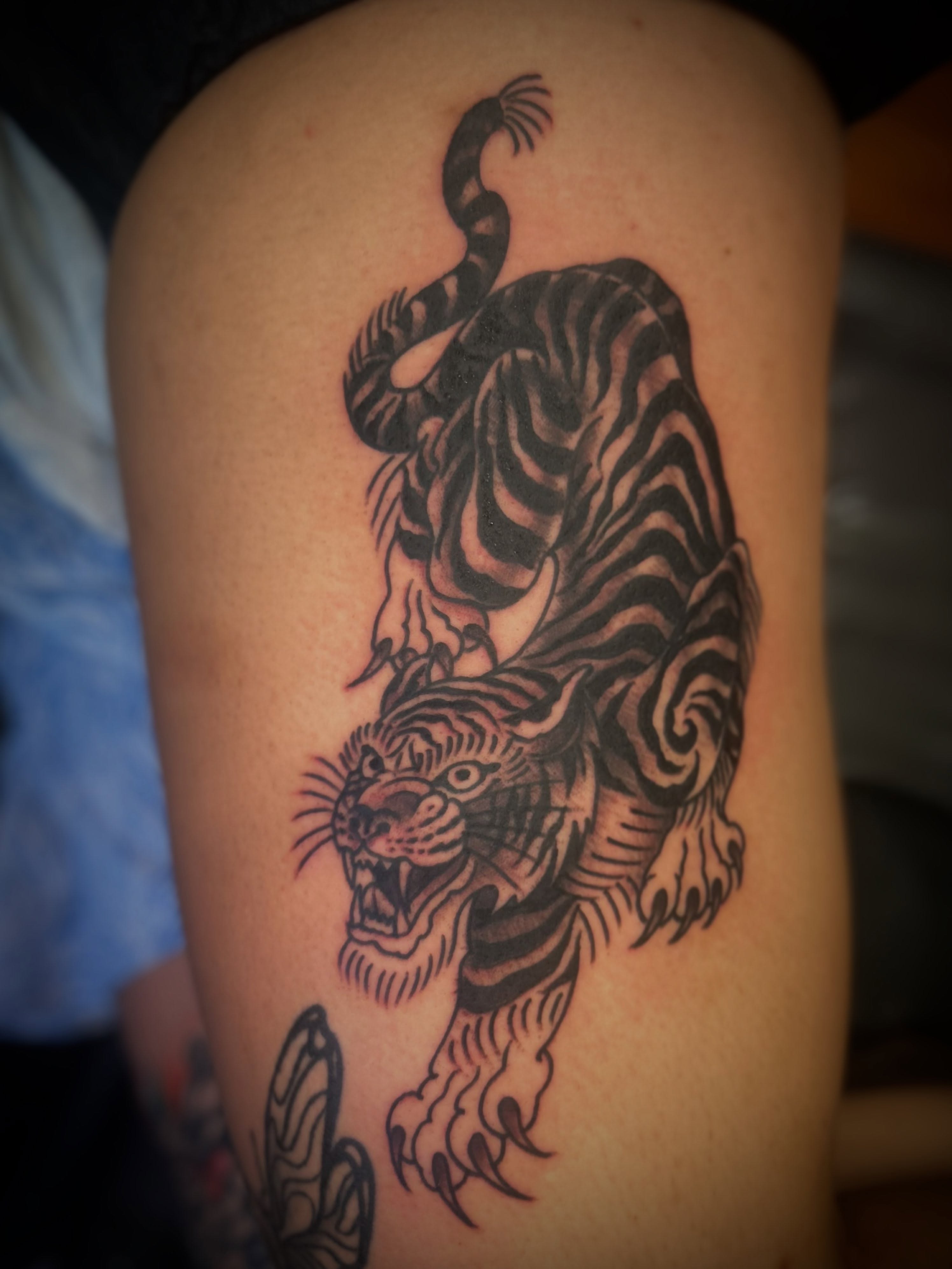Tiger black and grey tattoo on the thigh by Daemion