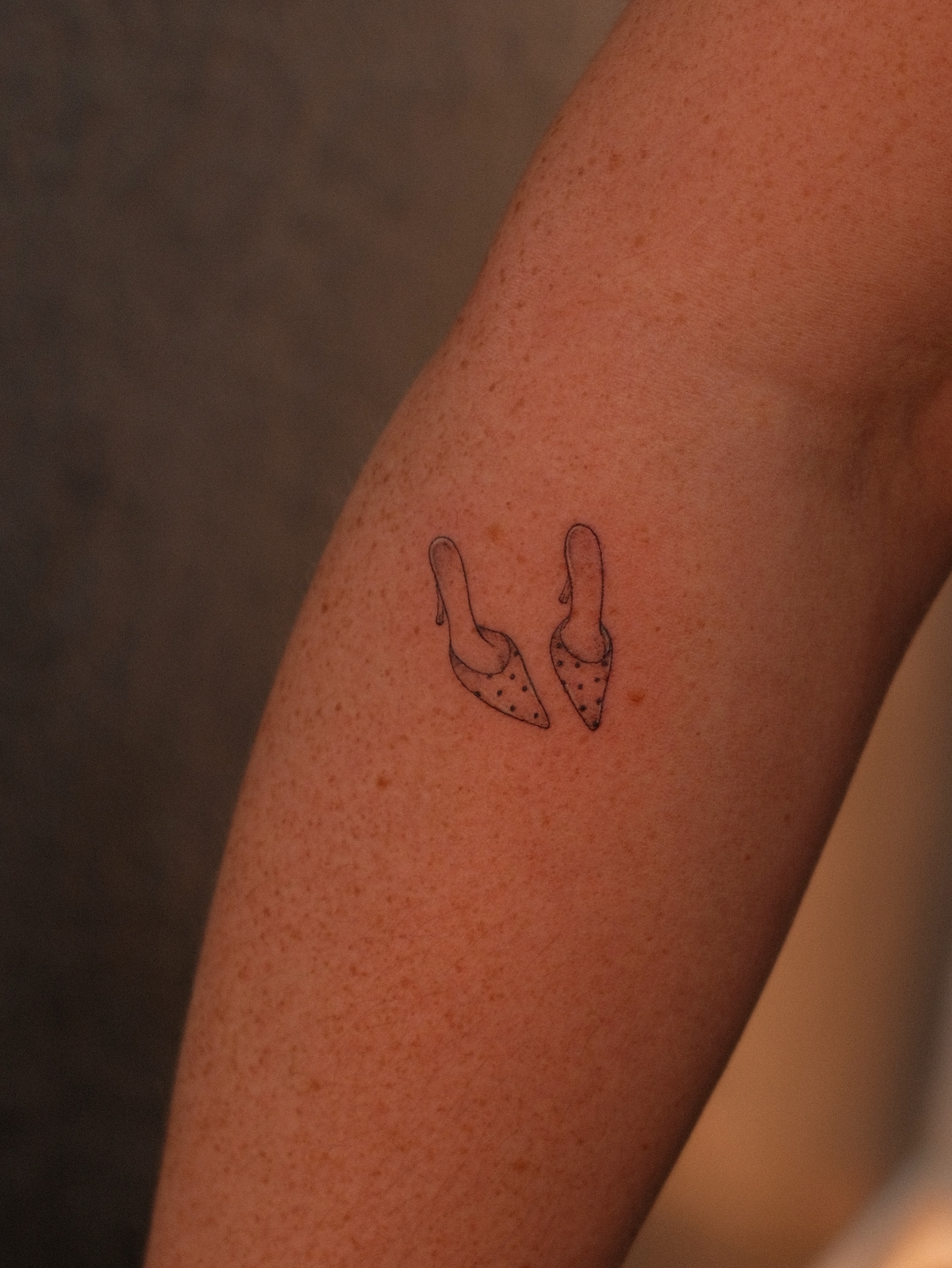High heels minimalist tattoo on the forearm by Luisa Duarte