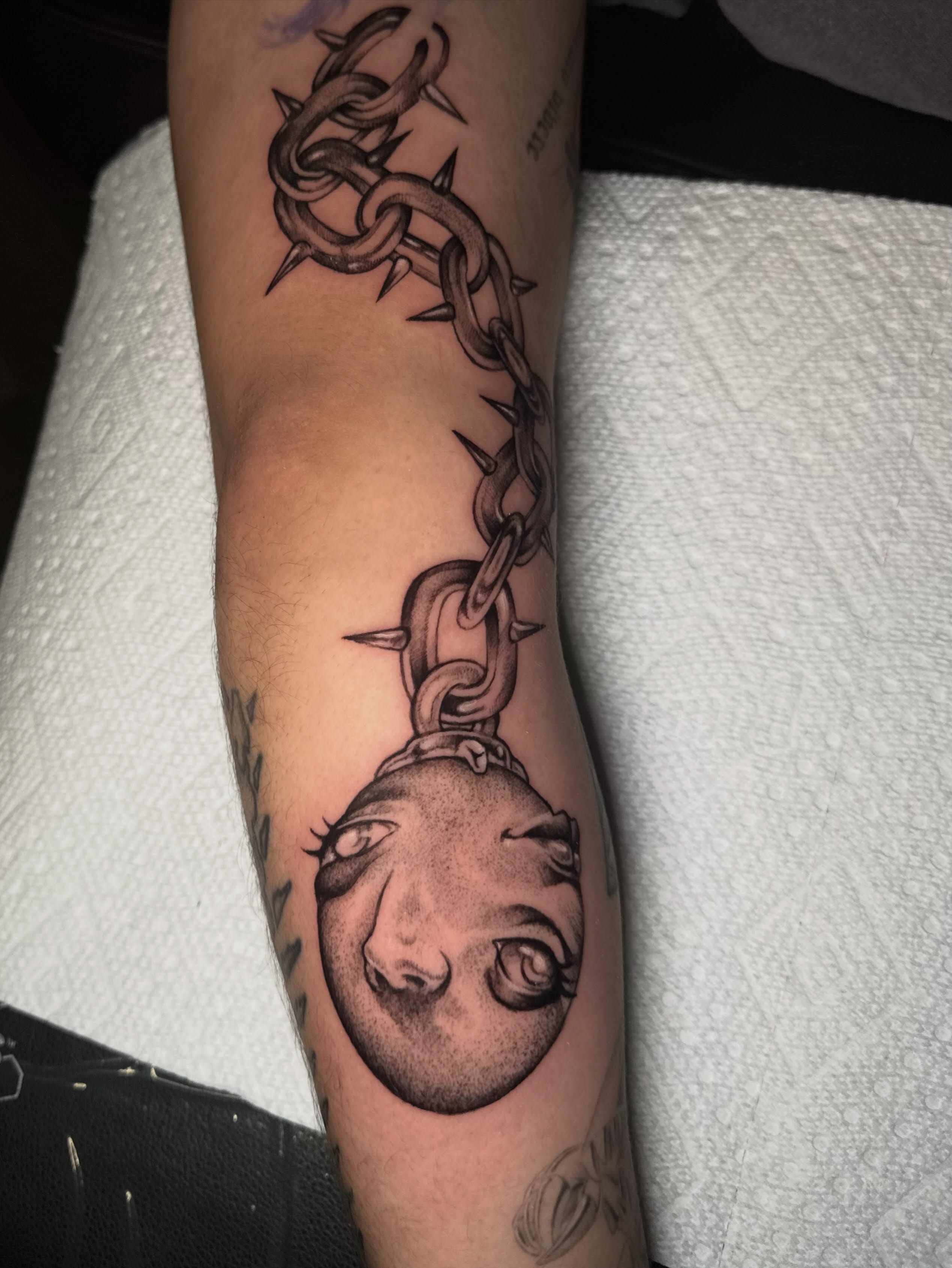 Ball and chain black and grey tattoo on the forearm by dallas tattoo artist ๐ฒ๐ฝ bilingue