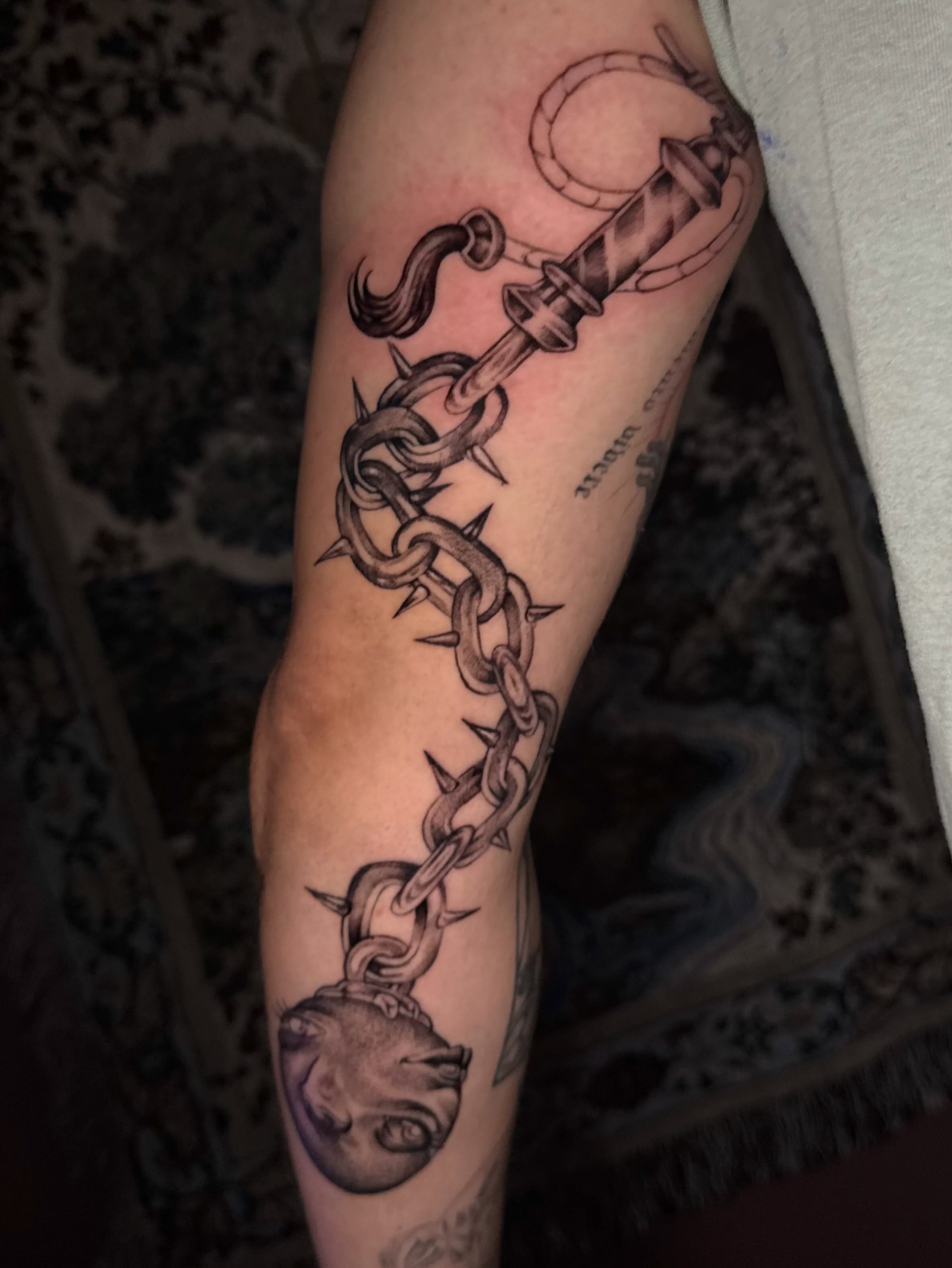 Chain and dagger black and grey tattoo on the forearm by dallas tattoo artist ๐ฒ๐ฝ bilingue