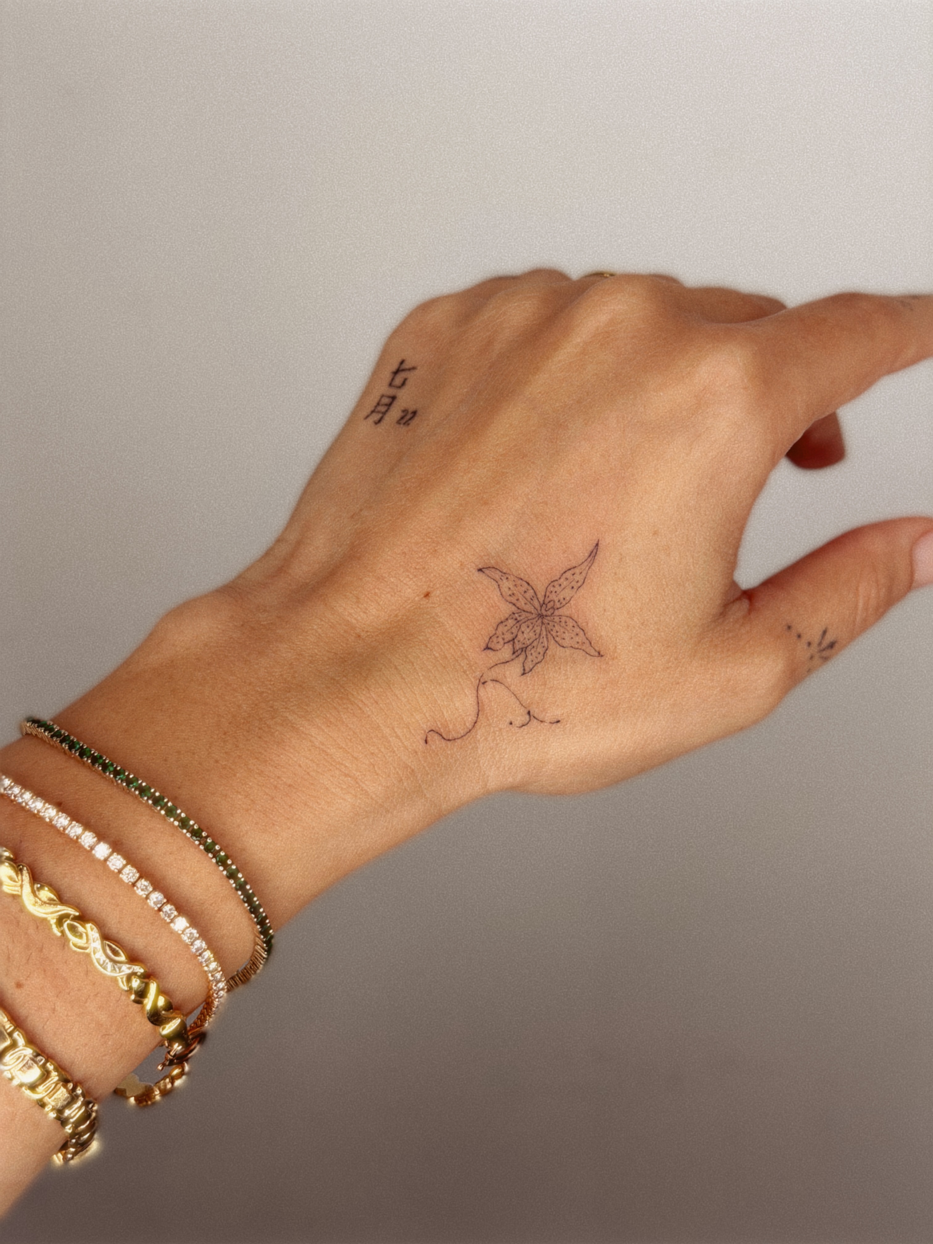 Tattoo by @yuli_tattoos β fine_line, minimalist