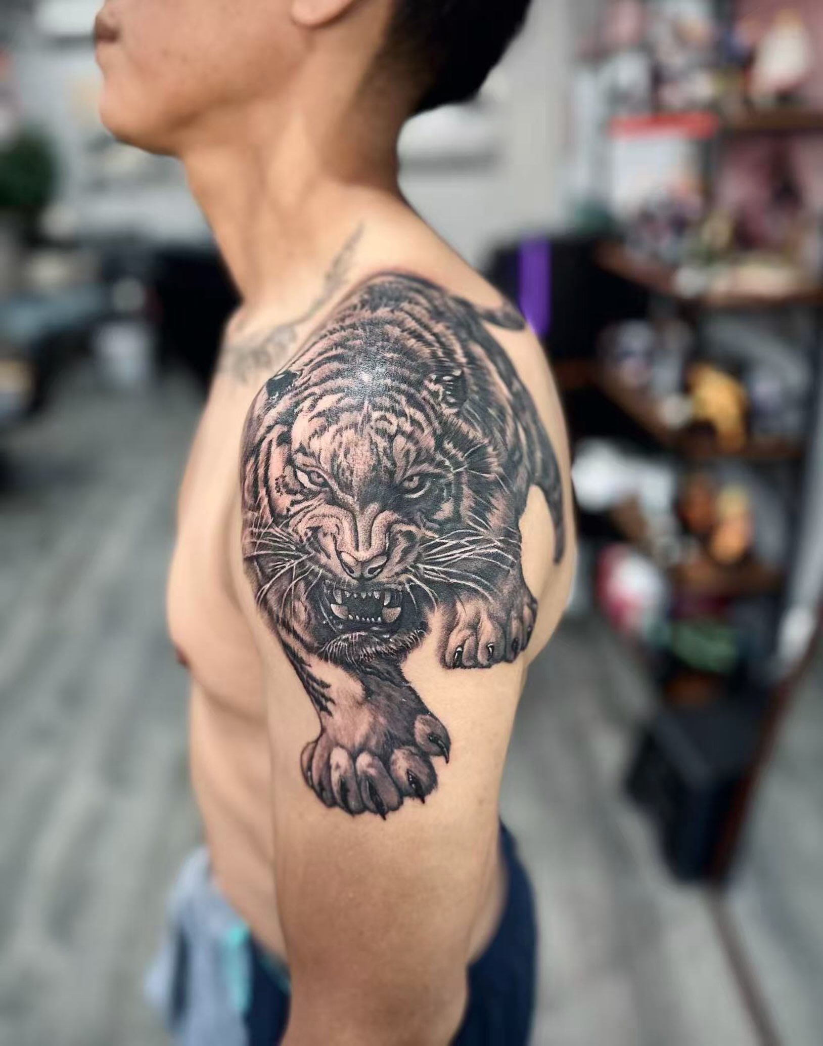 Tiger realism tattoo on the shoulder by Ying