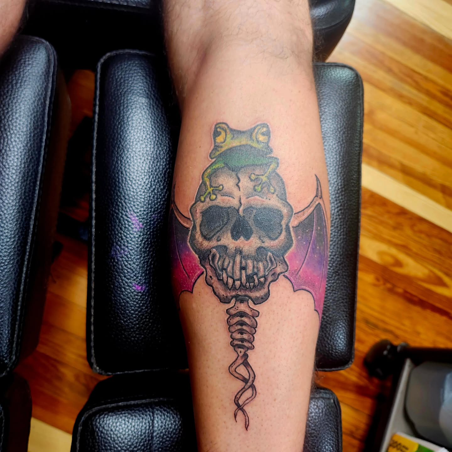 Skull with frog American traditional tattoo on the forearm by @rockinr33d.tattoos