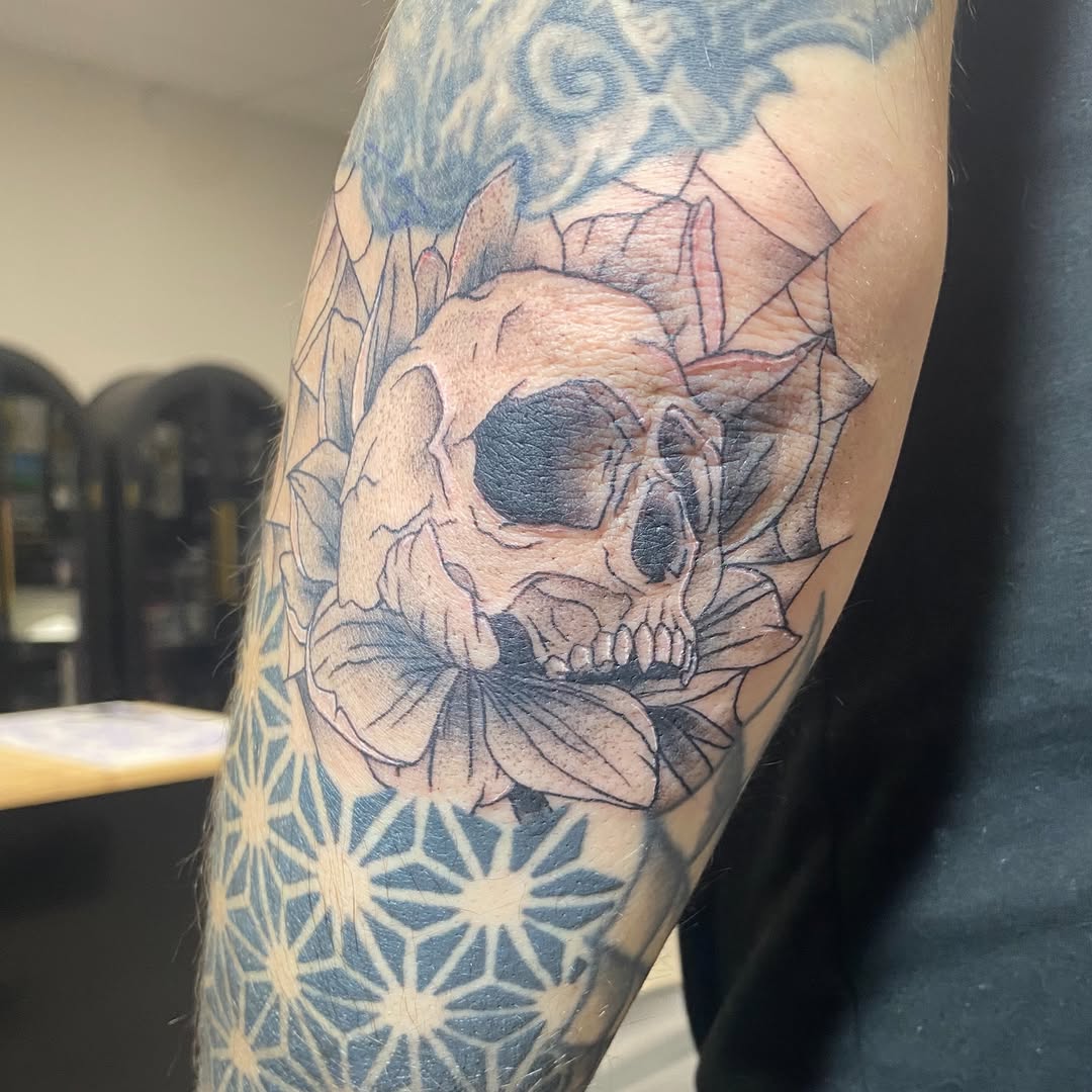 Skull and flower realism tattoo on the forearm by MD Ariel🦷