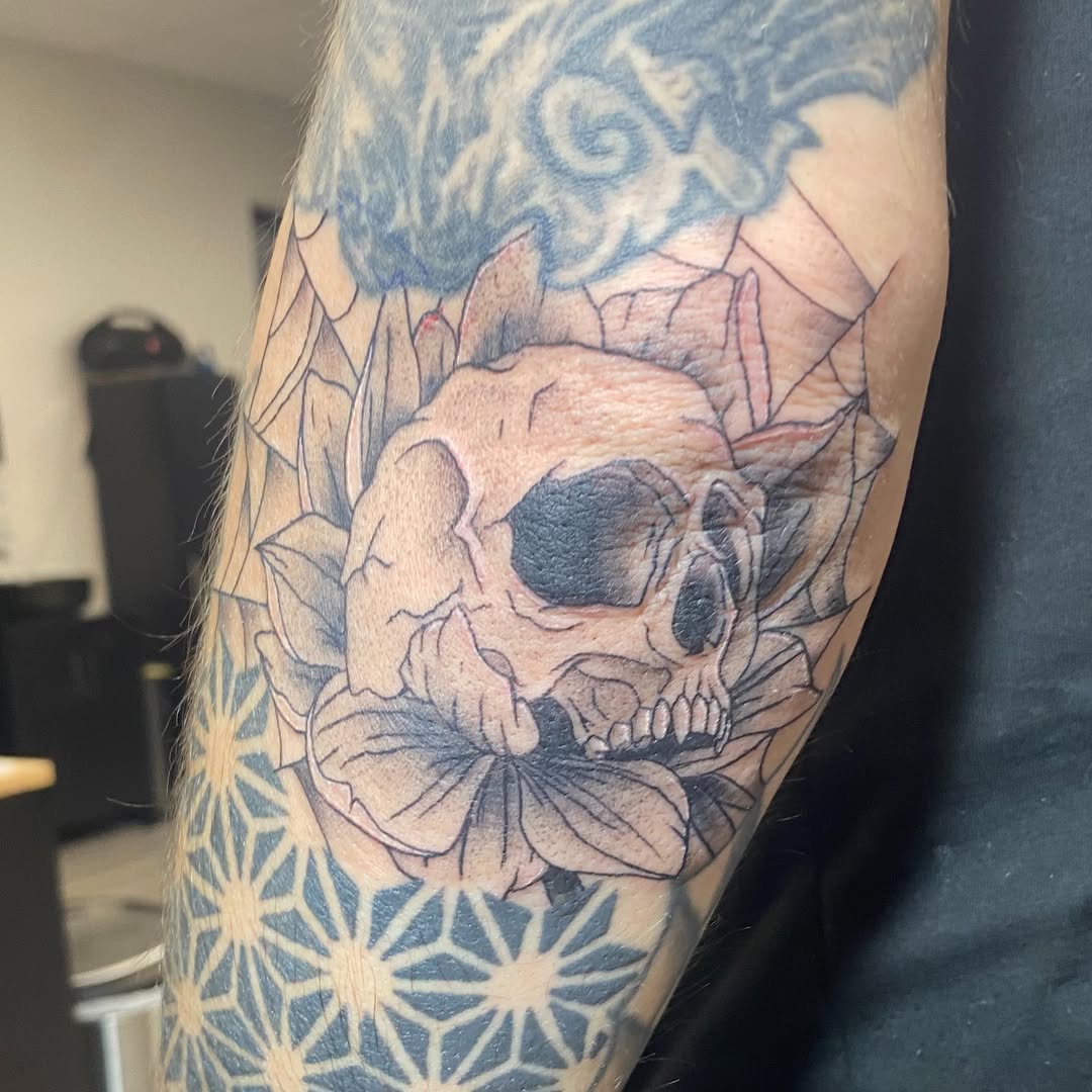 Skull and flower realism tattoo on the forearm by MD Ariel🦷