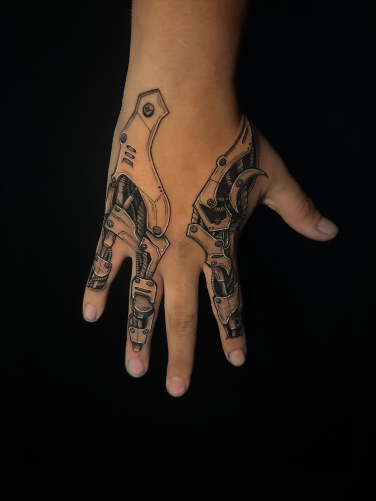 Mech hand geometric tattoo on the hand by 𝕵𝖊𝖘𝖘𝖆 𝕭𝖎𝖌𝖊𝖑𝖔𝖜, Harrison, New Jersey
