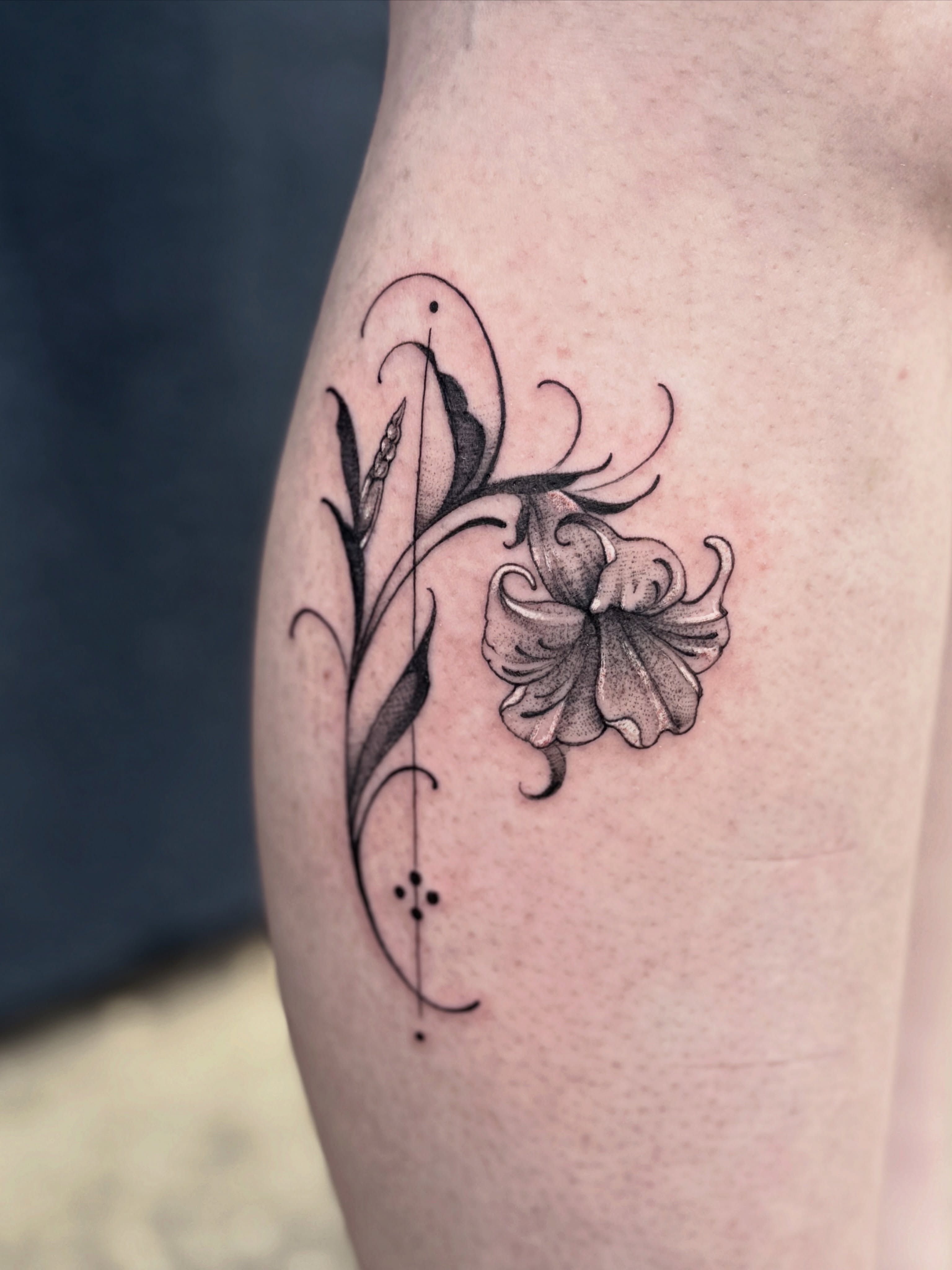 Flower and leaves black and grey tattoo on the thigh by Andy Rowe- Tattoo Artist🦇