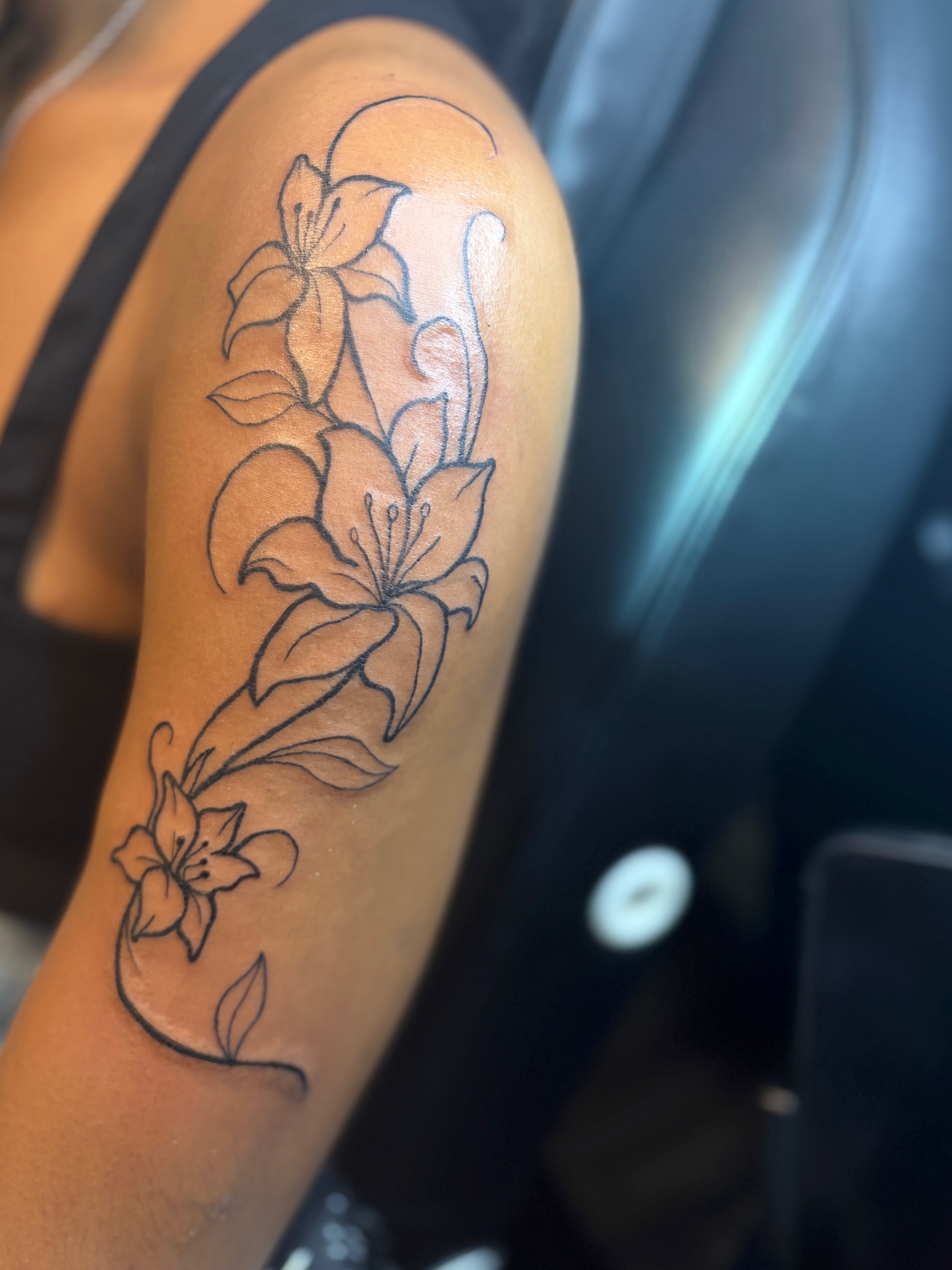 Lilies black and grey tattoo on the upper arm by Khemar InspiredByLife 🇯🇲