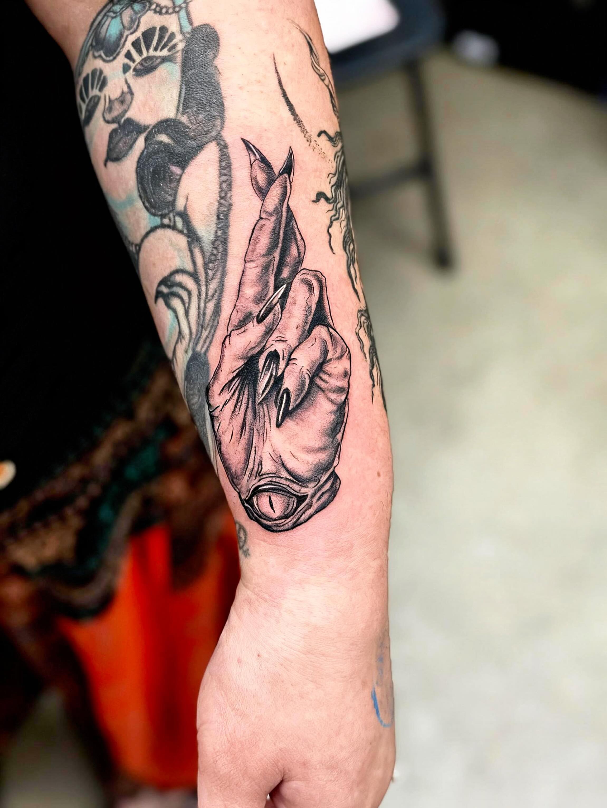 Hand with claws realism tattoo on the forearm by Gisette Gomez