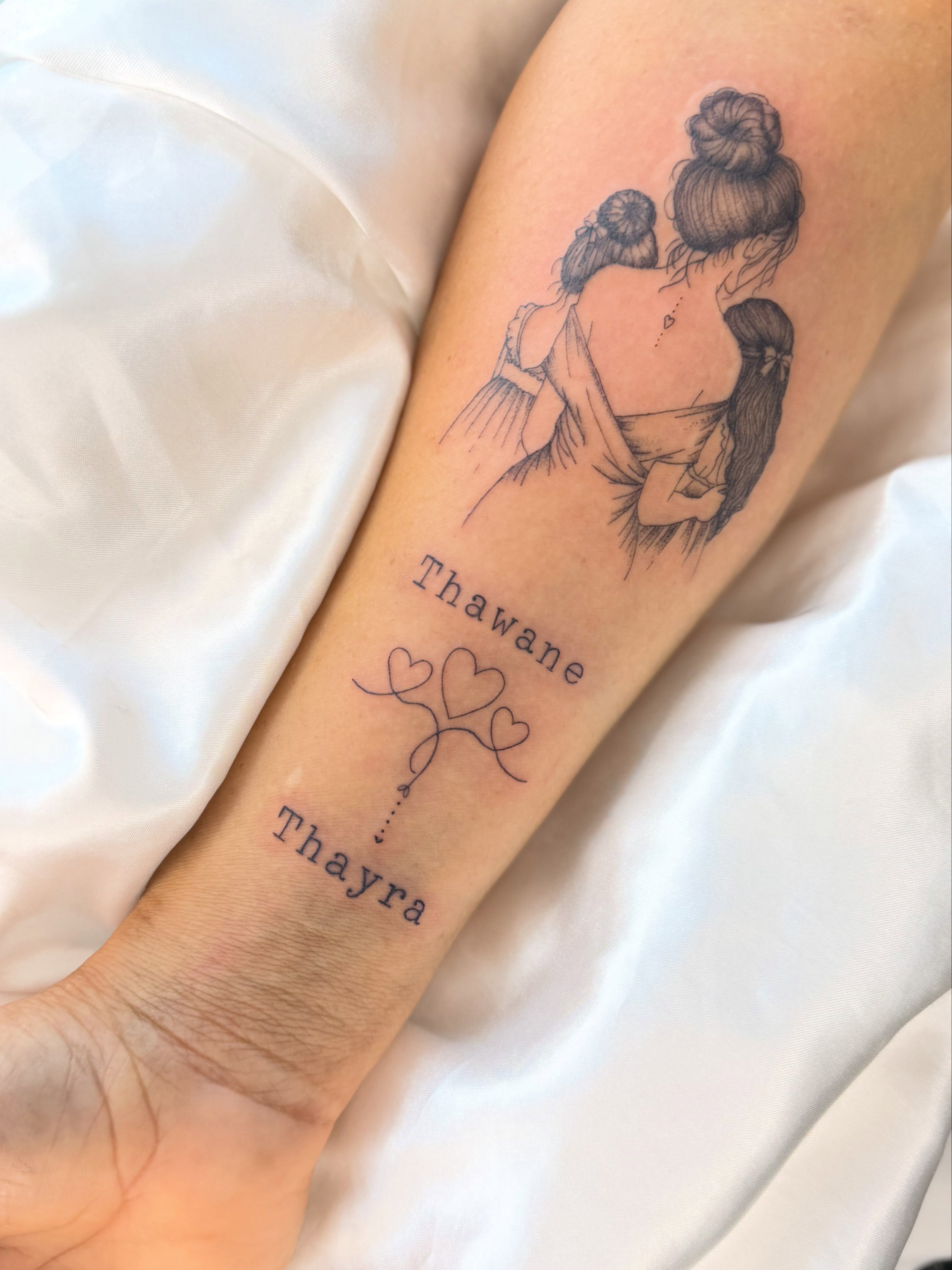 Mother and child realism tattoo on the forearm by Silva Wellen