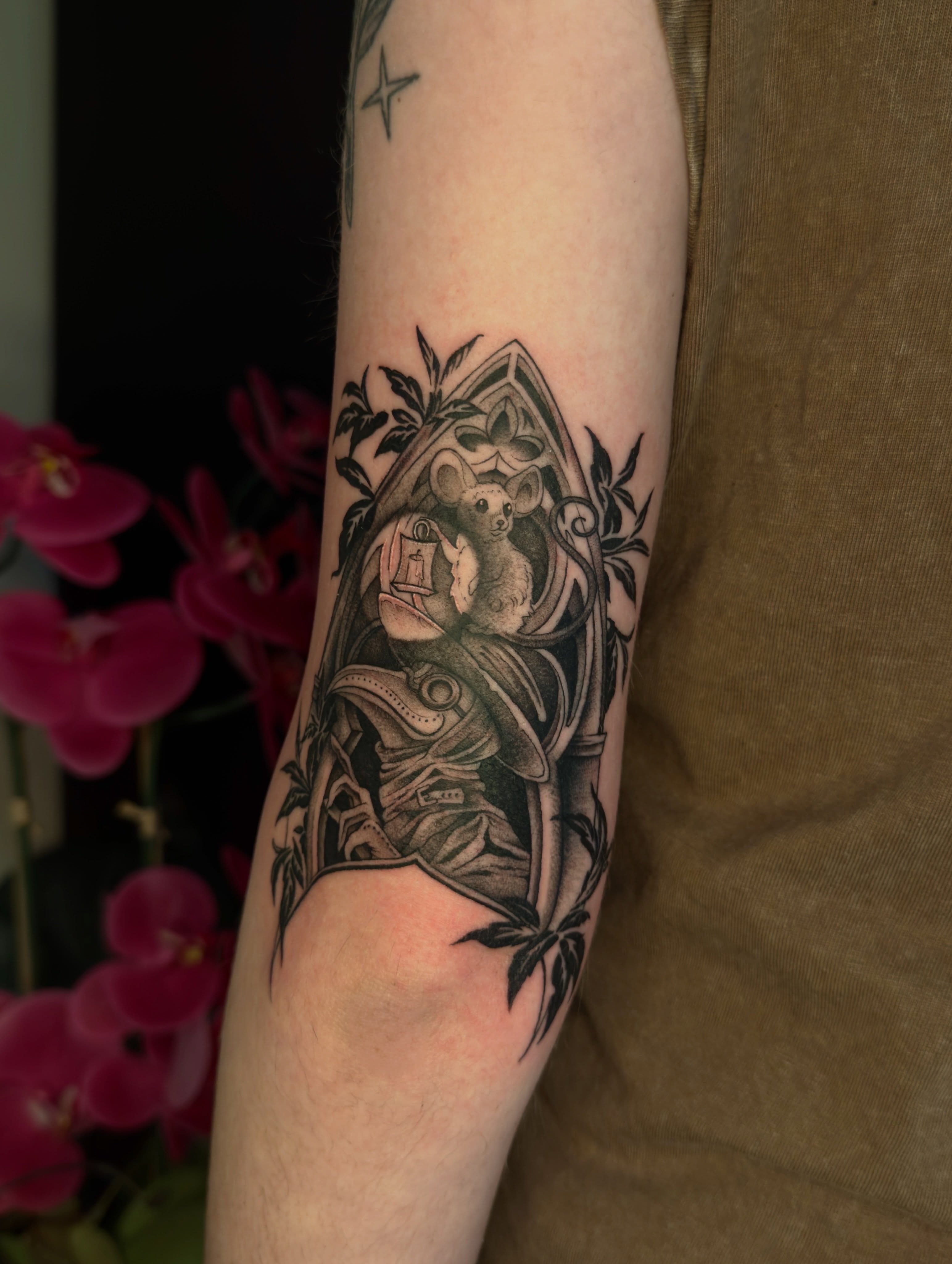 Koala and armor black and grey tattoo on the forearm by 𝙷𝚊𝚒𝚕𝚎𝚢 𝙷𝚊𝚛𝚎𝚗 ✯ 𝙽𝙴 𝙾𝚑𝚒𝚘 𝚃𝚊𝚝𝚝𝚘𝚘 𝙰𝚛𝚝𝚒𝚜𝚝
