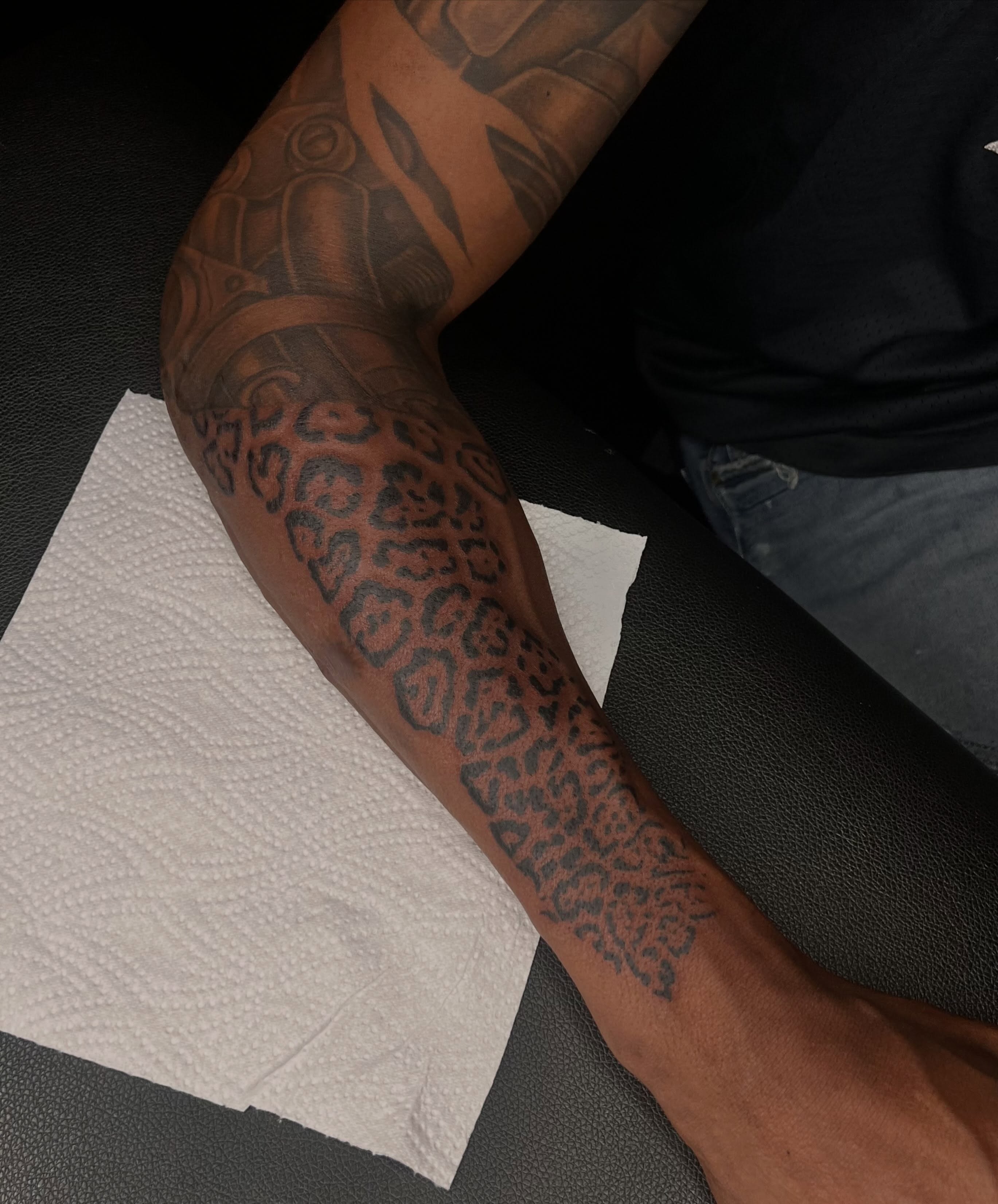 Geometric pattern geometric tattoo on the forearm by Tattoo (Réaliste), Toulouse, Occitanie