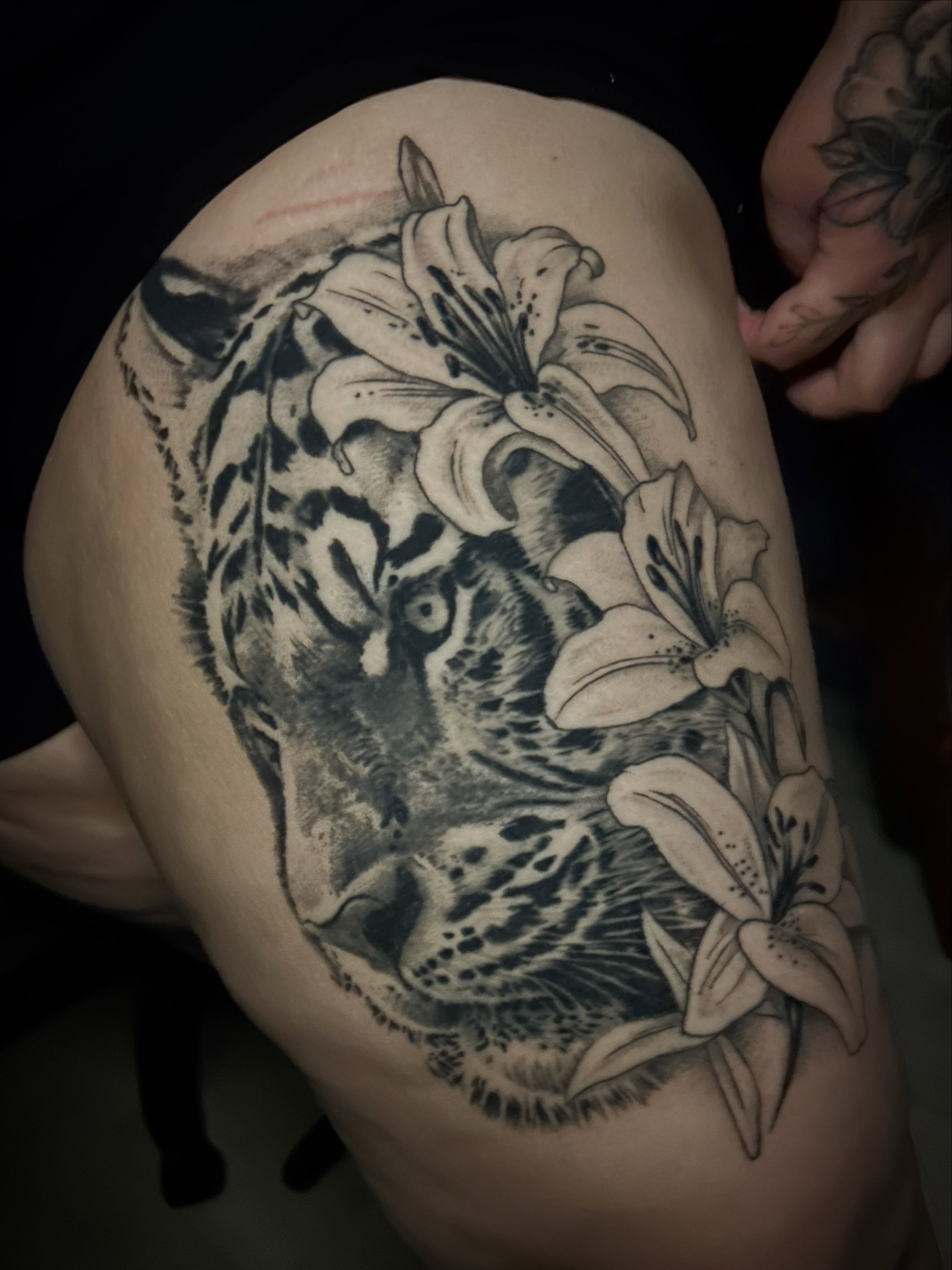 Leopard and lilies realism tattoo on the thigh by Marky