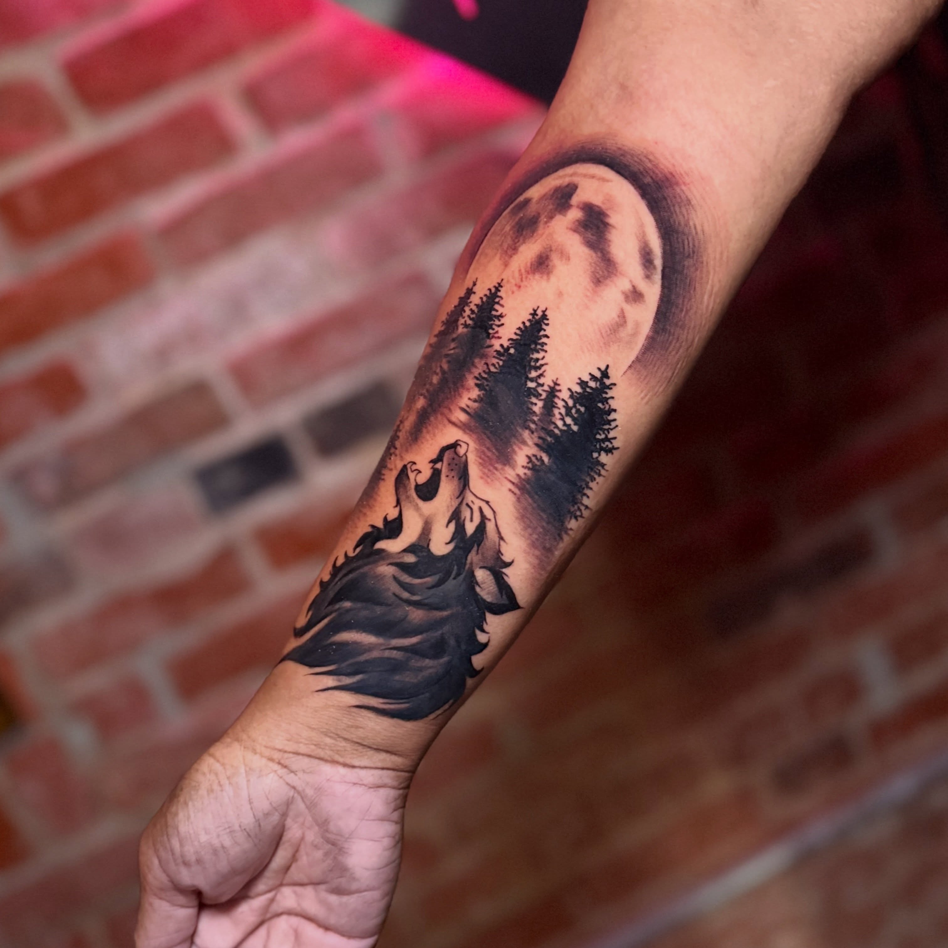 Wolf howling at moon realism tattoo on the forearm by โ๏ธ ๐๐ป๐ธ๐ธ๐ด๐ฎ๐ต๐ต๐ฎ ๐๐ธ๐ถ๐ซ๐ผ๐ฑ๐ฎ๐ต๐ต๐ฎ โ๏ธ