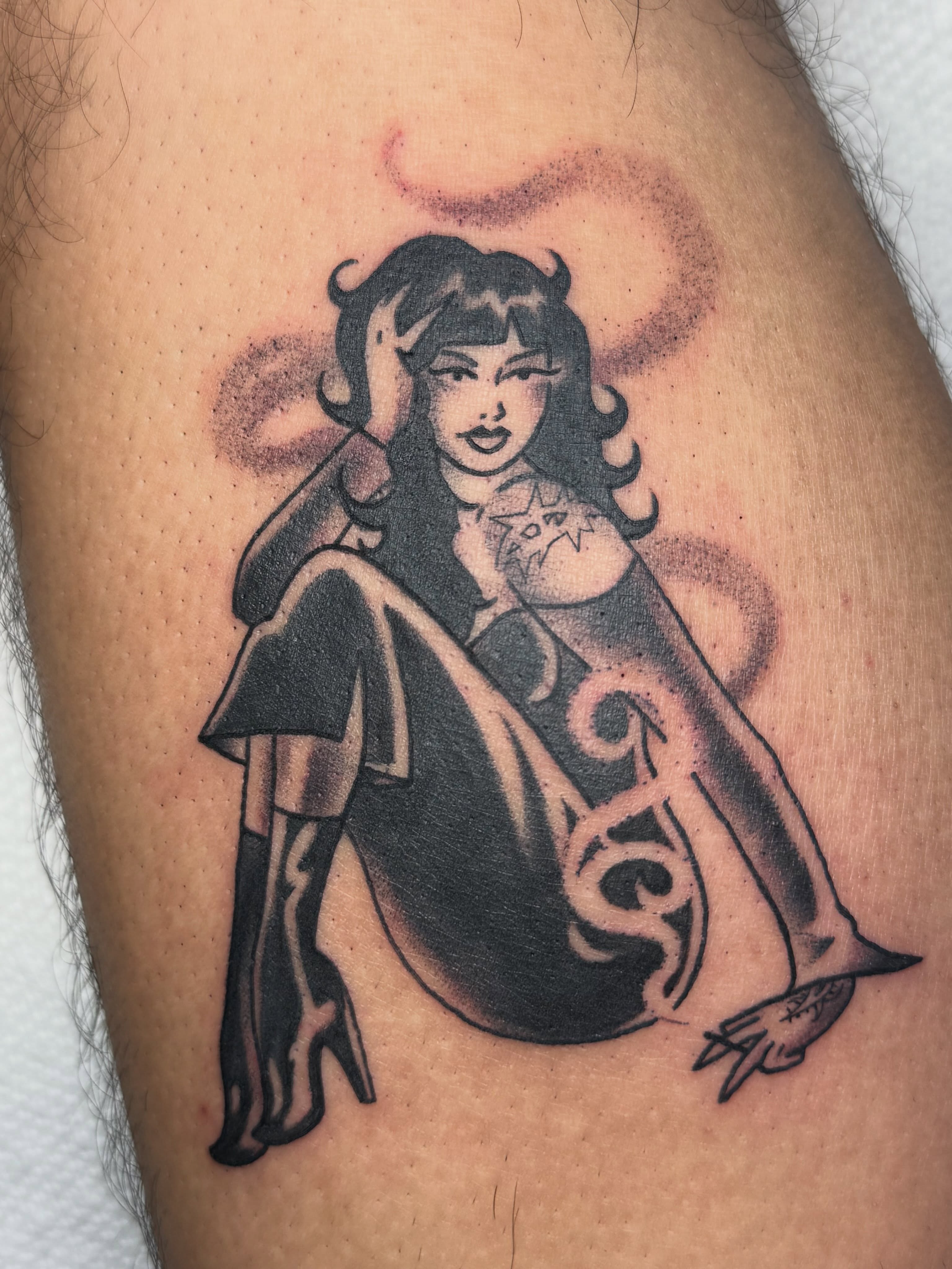 Woman with snake black and grey tattoo on the thigh by Eli