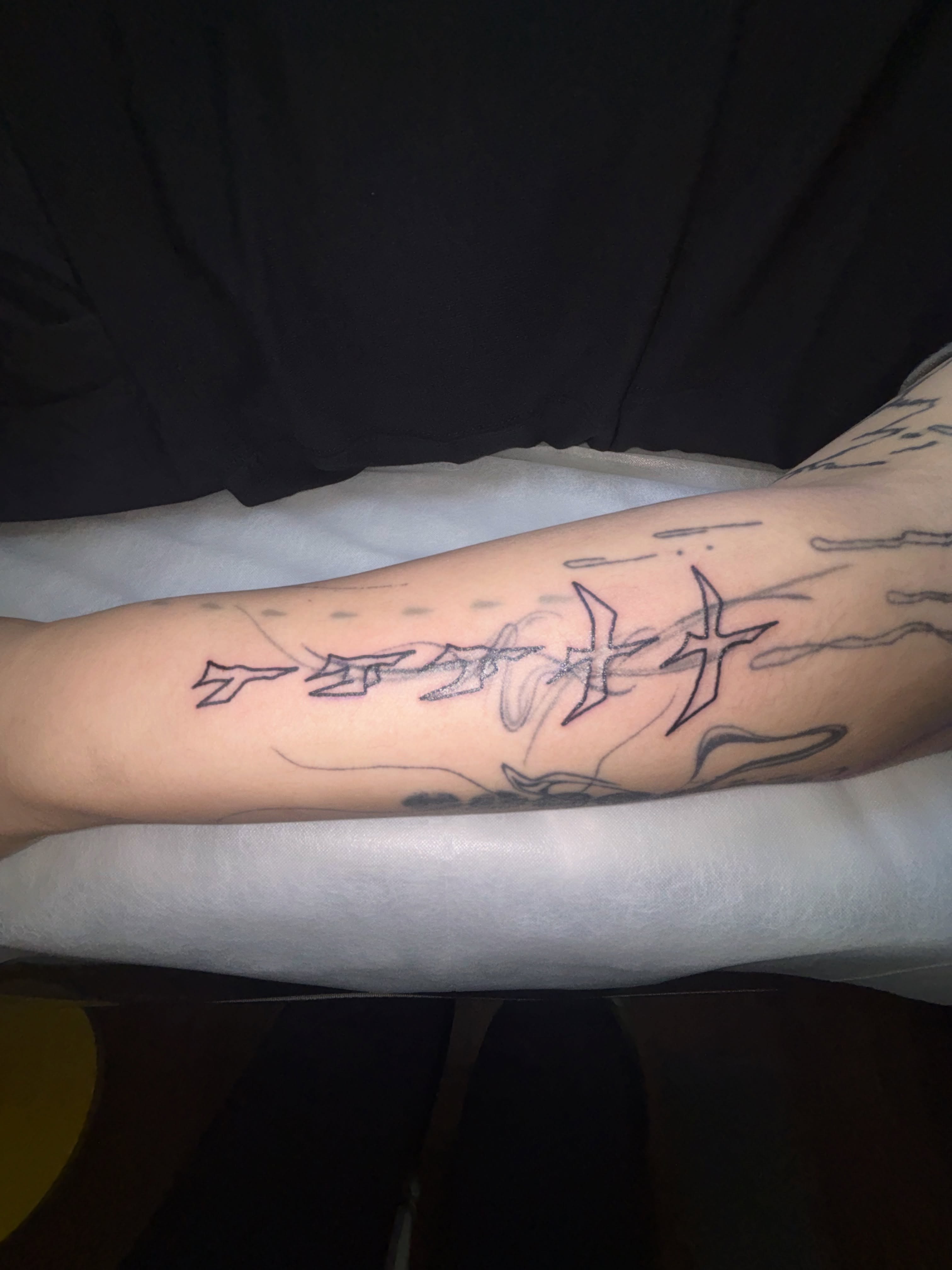 Chinese characters black and grey tattoo on the forearm by 드로잉타투 자유🧍