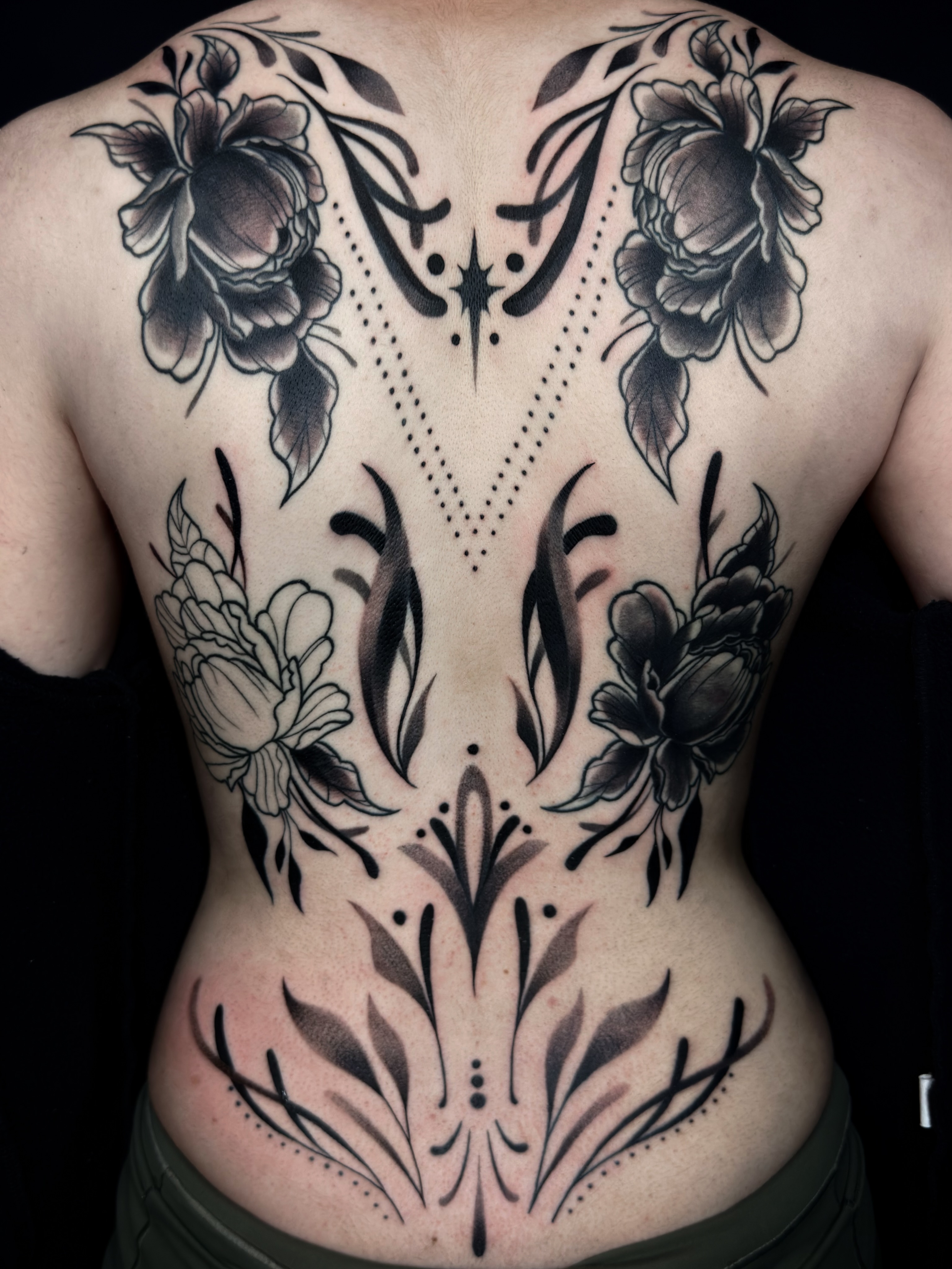 Floral design dotwork tattoo on the back by 𝔐𝔦𝔠𝔥𝔢𝔩𝔩𝔢𝔫 🦇