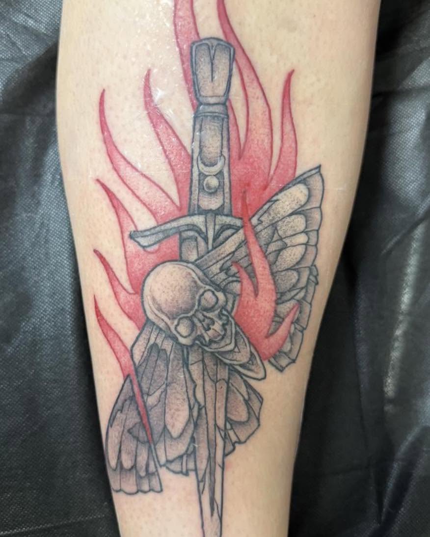 Sword and skull neo-traditional tattoo on the forearm by Bryon Smith