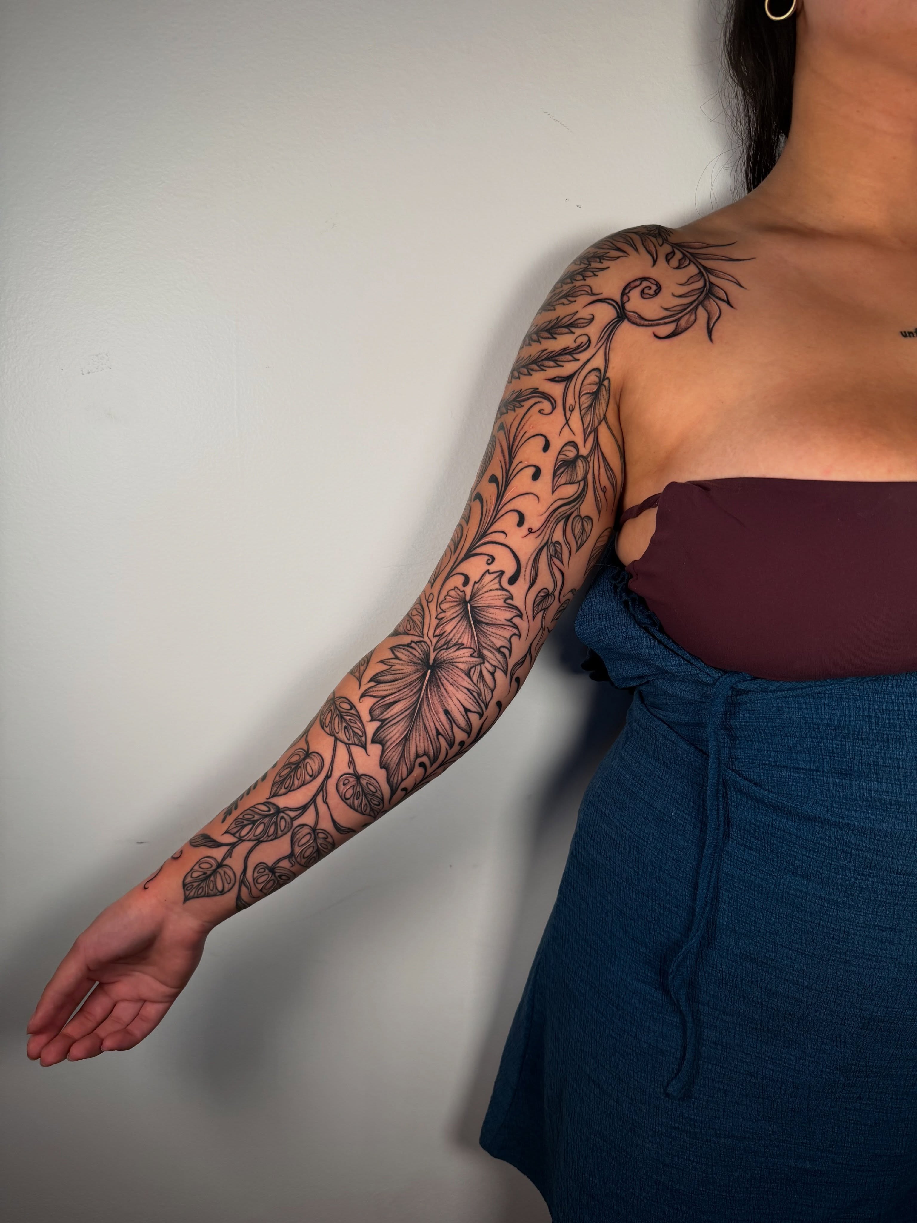 Floral vine black and grey tattoo on the upper arm by Elisa