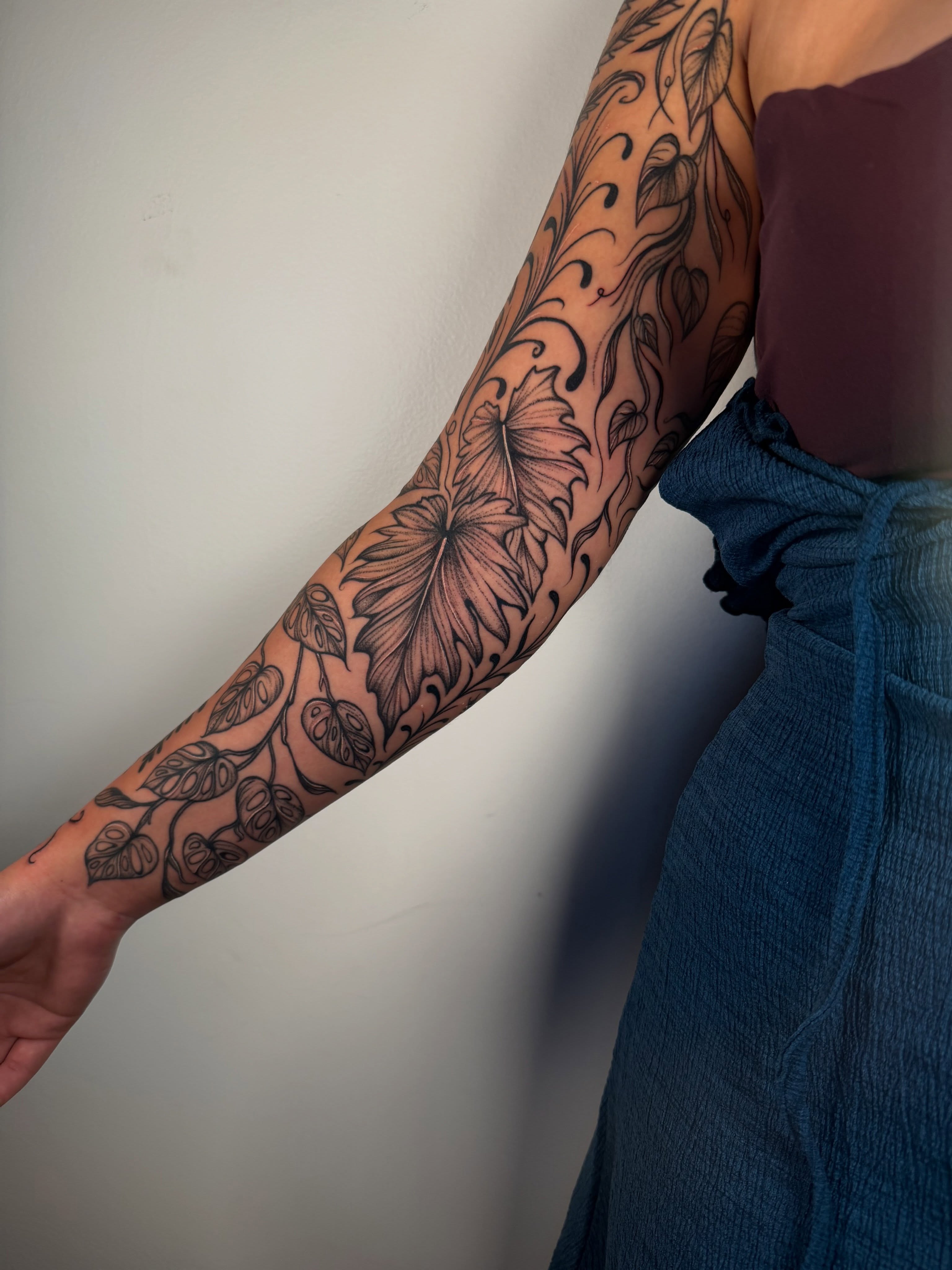 Floral vine black and grey tattoo on the forearm by Elisa