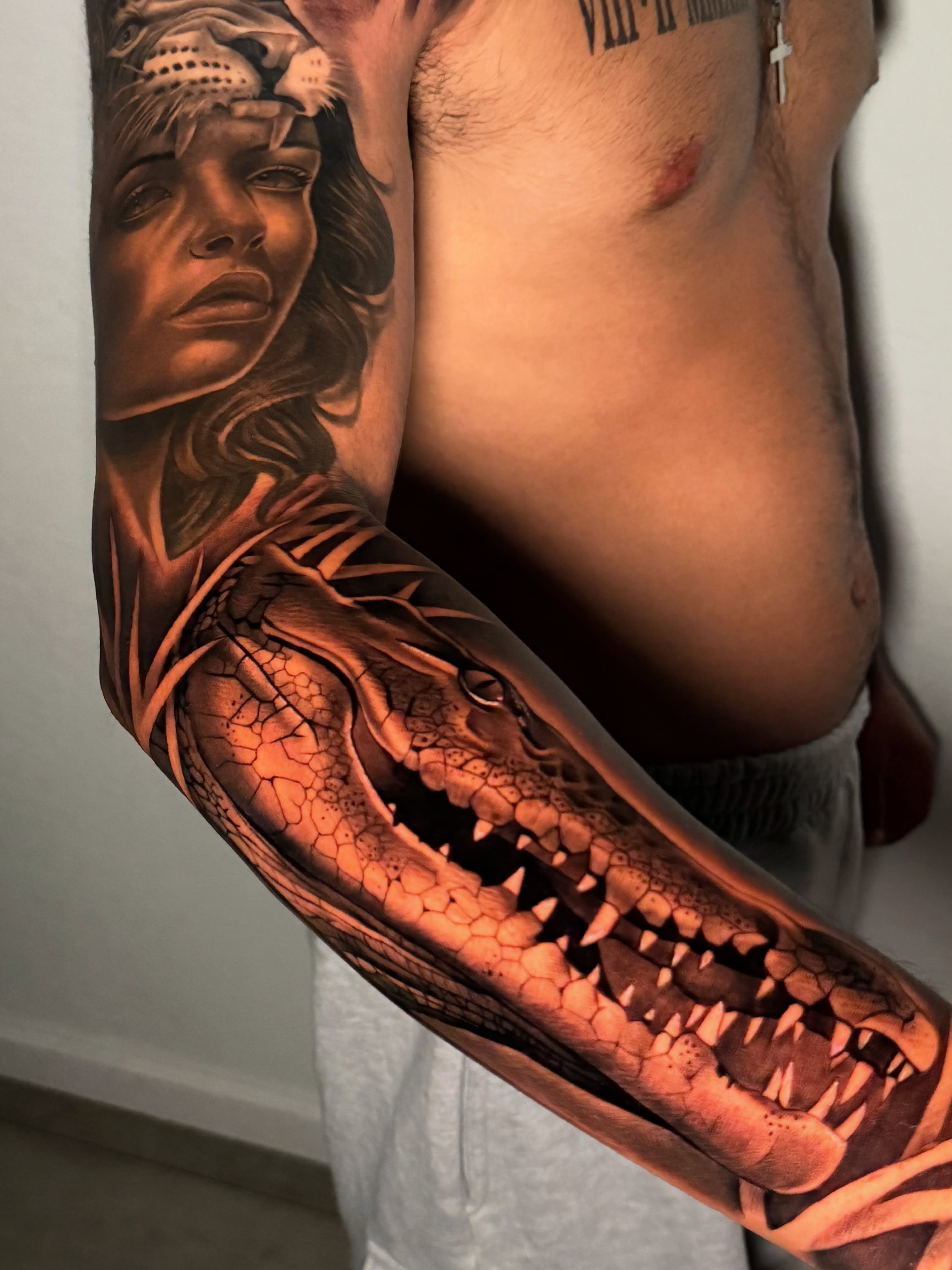 Alligator realism tattoo on the upper arm by DH Tattooing