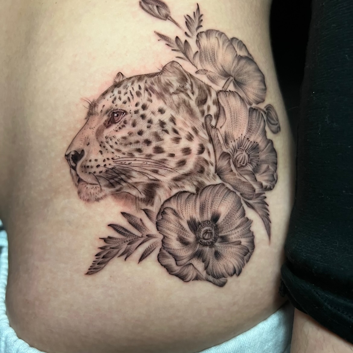 Leopard and flowers realism tattoo on the ribs by Jen Rahman