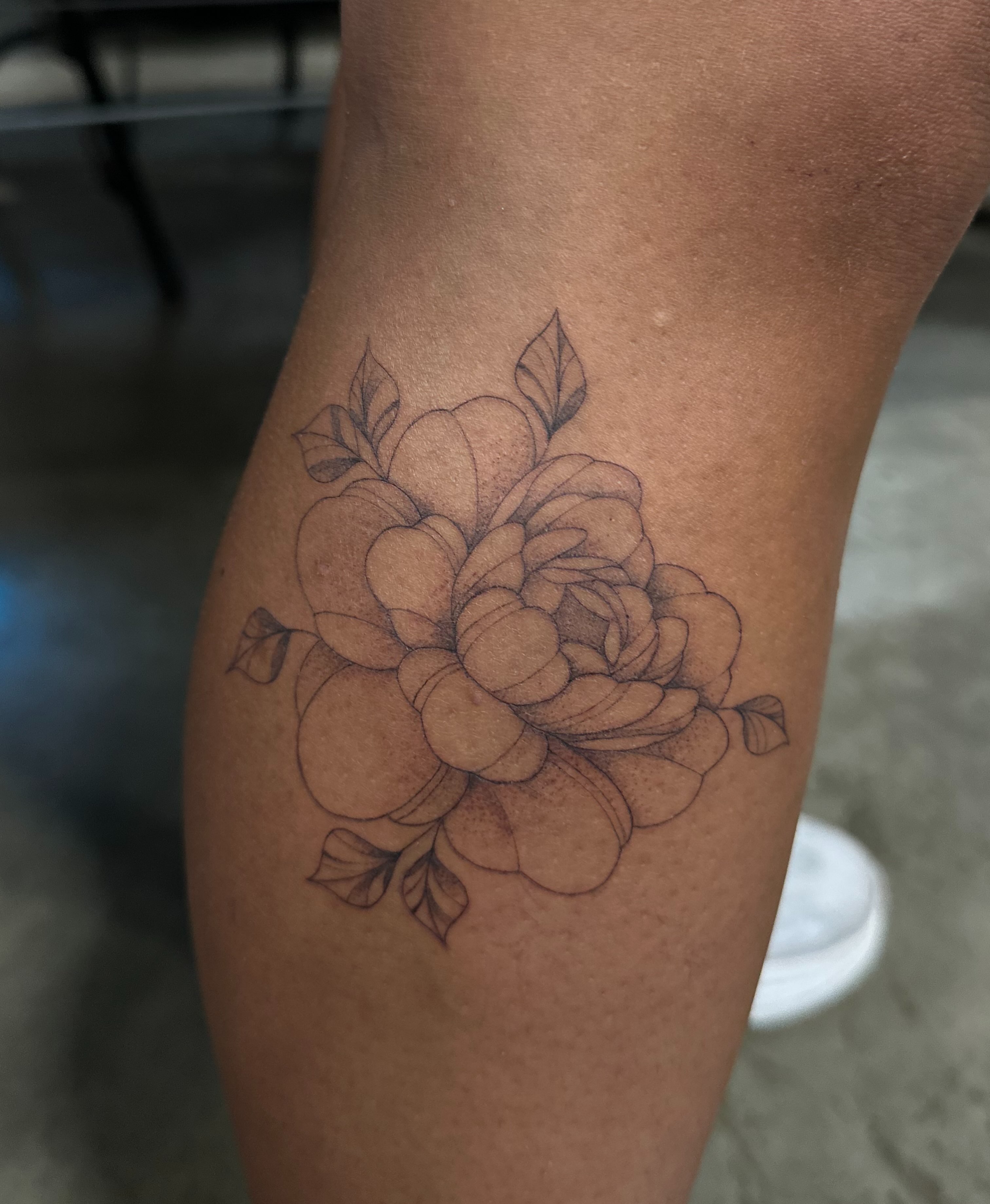 Peony black and grey tattoo on the thigh by Bell