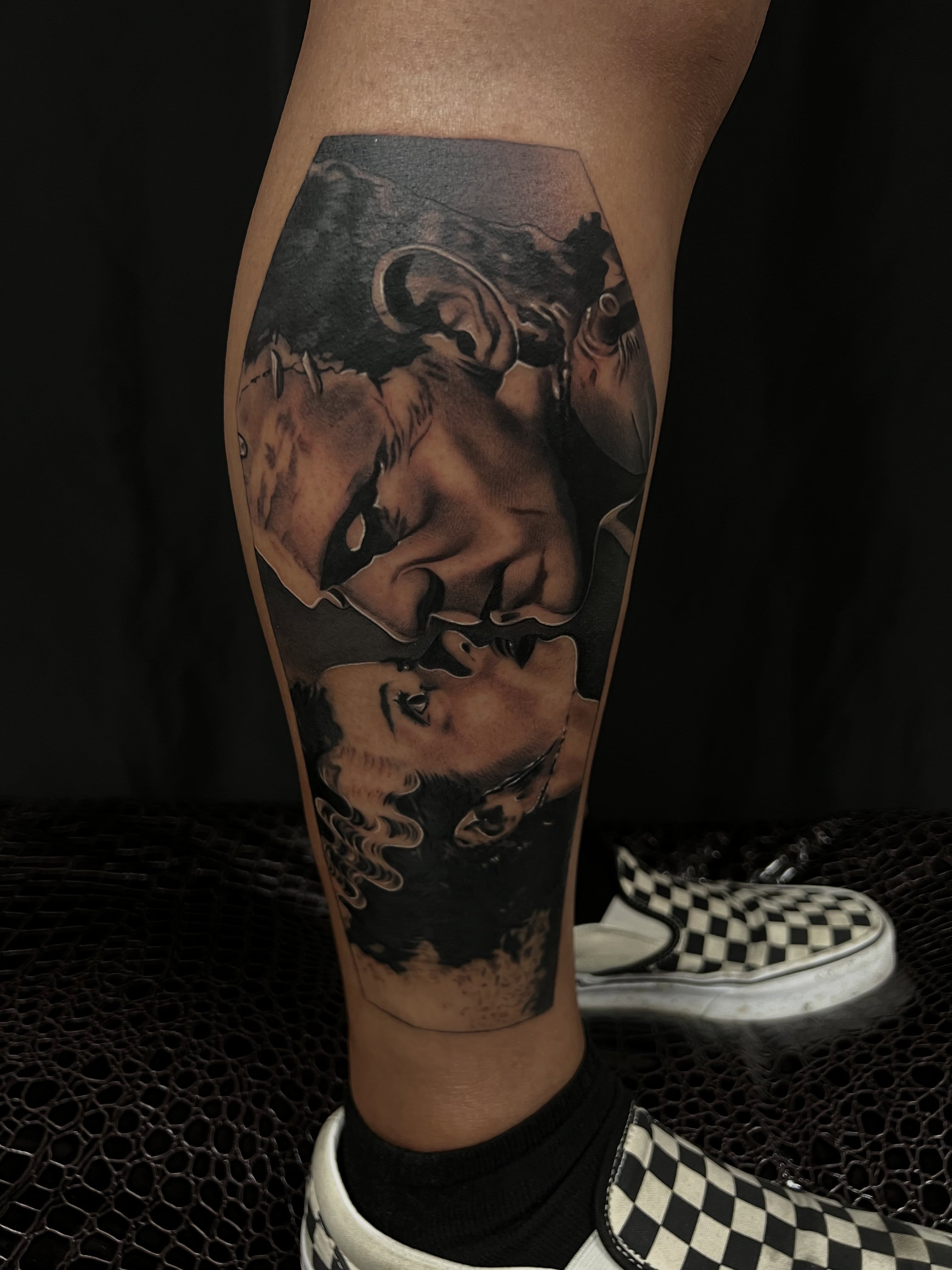 Kissing couple realism tattoo on the calf by Thomas Conard