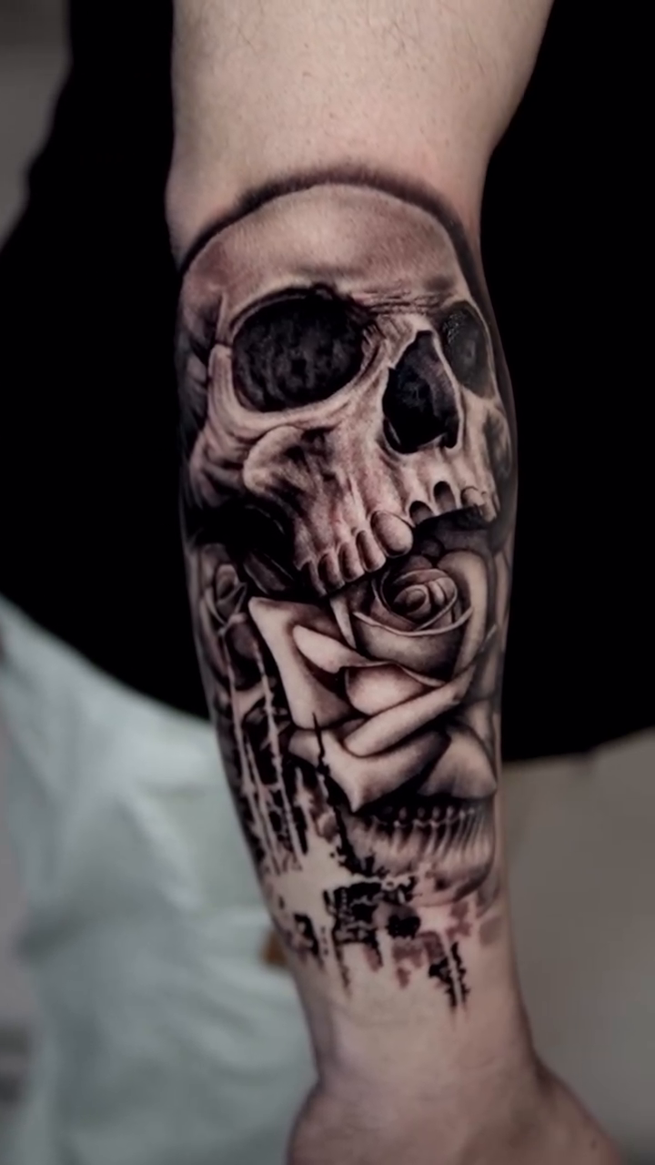 Skull and rose dark realism tattoo by Mariella Elizabeth Paul ππ€