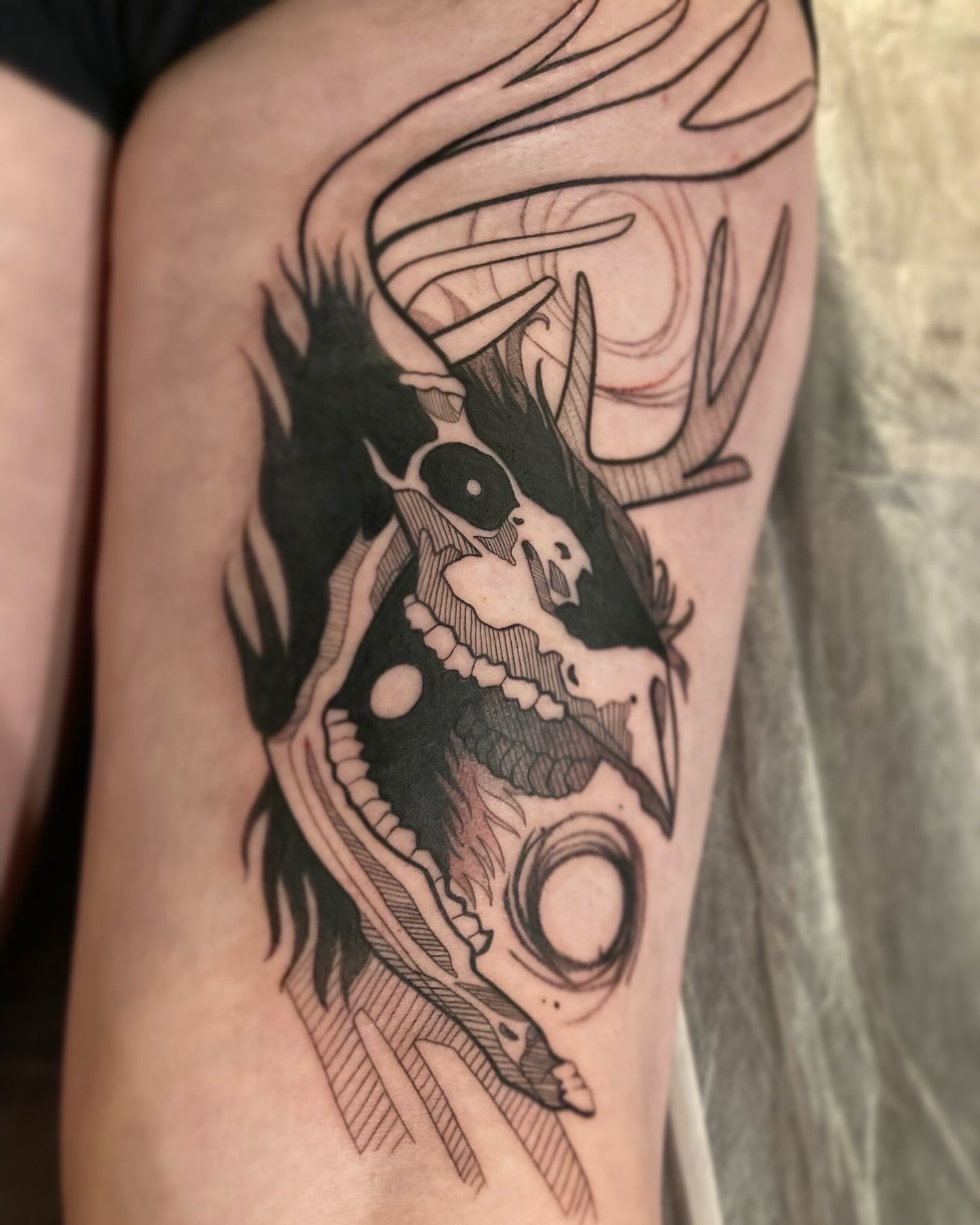 Skull black and grey tattoo on the forearm by Rizzie D'Alterio