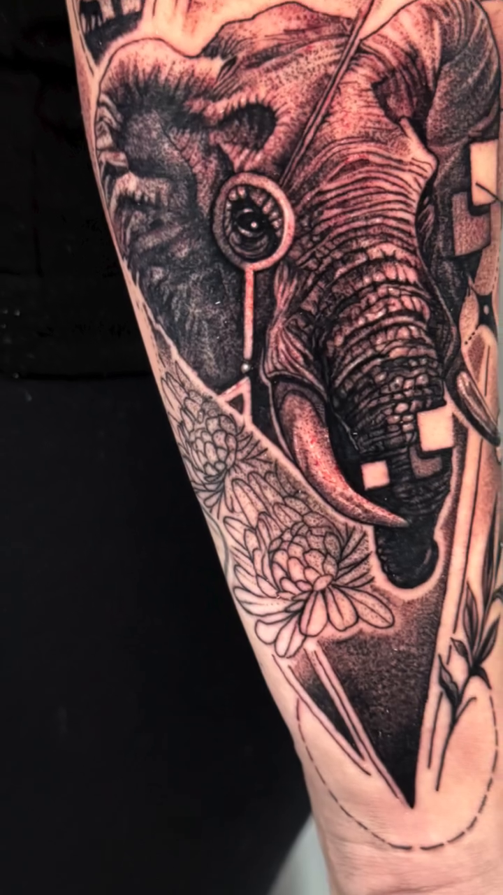 Tattoo by @jars_tat2 — black_and_grey, geometric