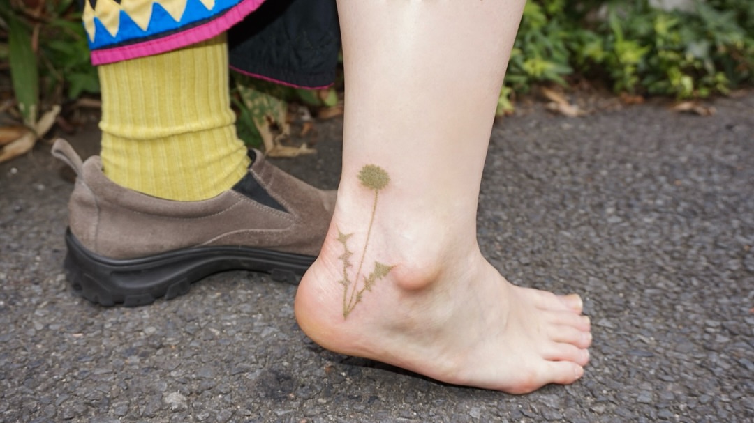 Dandelion dotwork tattoo on the foot by 매실 * handpoke