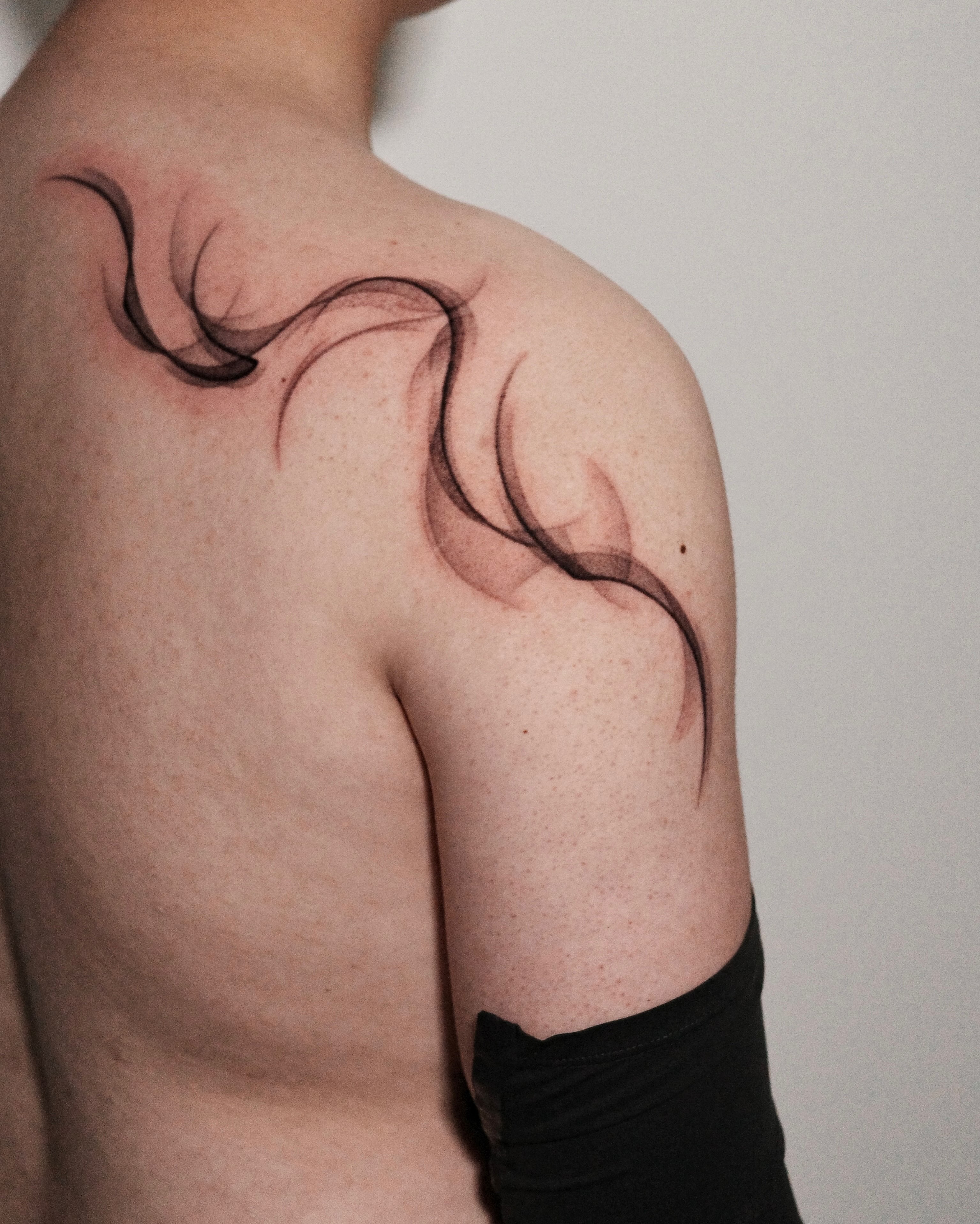 Smoke black and grey tattoo on the shoulder by Chou 周哲｜抽象｜流體｜筆刷