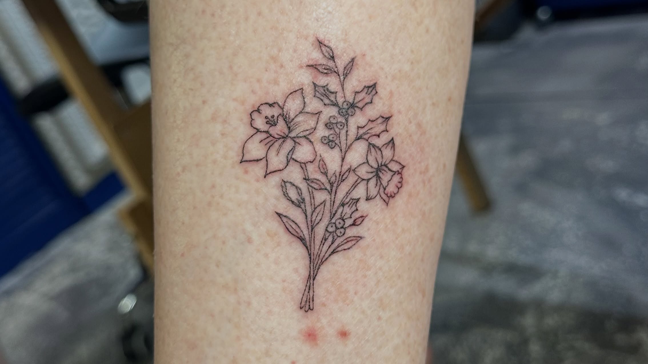 Flower bouquet black and grey tattoo on the forearm by Lunette : a little moon as simple as that