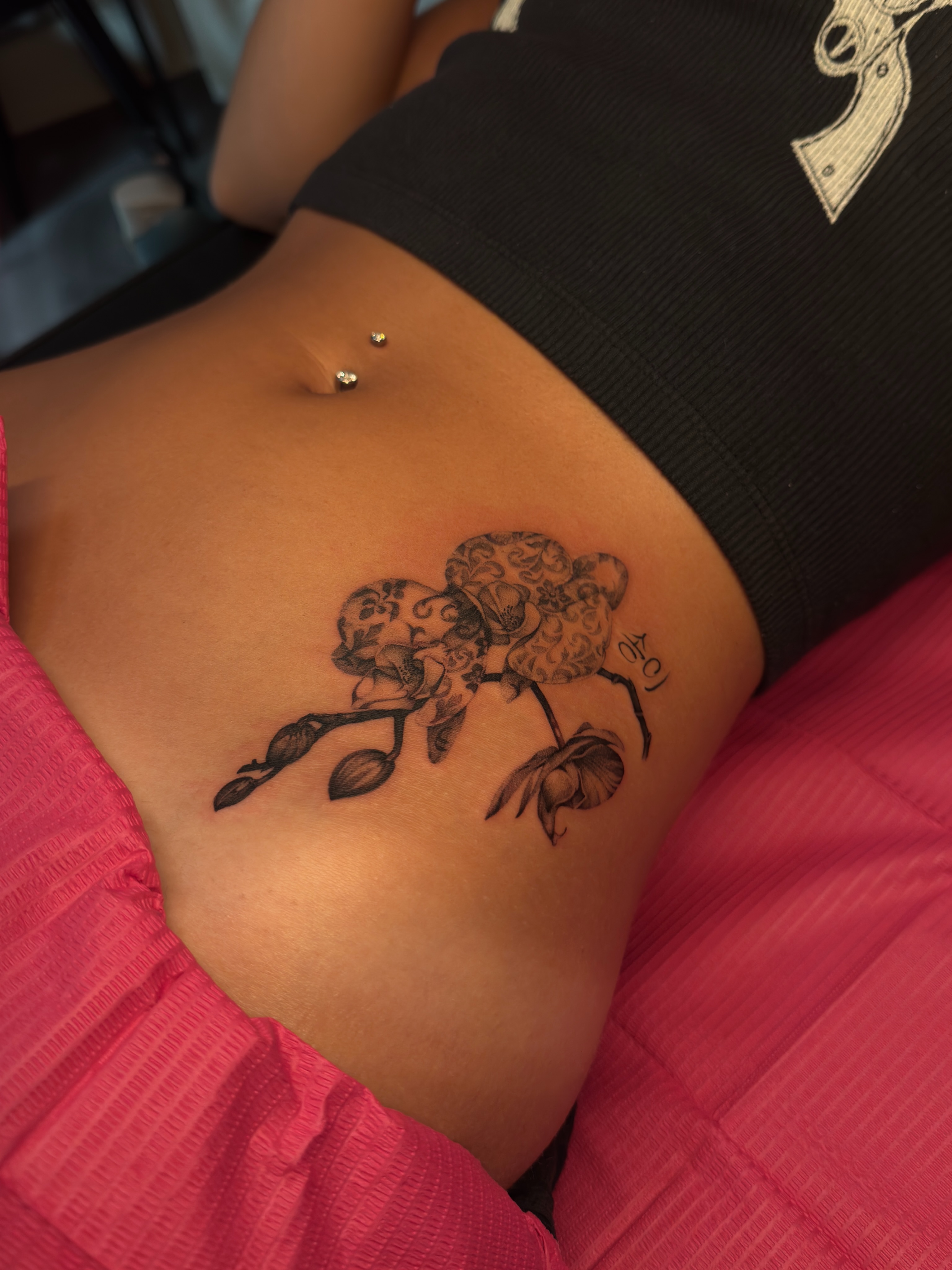 Flower black and grey tattoo on the thigh by 𝙷𝚊𝚒𝚕𝚎𝚢 𝙷𝚊𝚛𝚎𝚗 ✯ 𝙽𝙴 𝙾𝚑𝚒𝚘 𝚃𝚊𝚝𝚝𝚘𝚘 𝙰𝚛𝚝𝚒𝚜𝚝