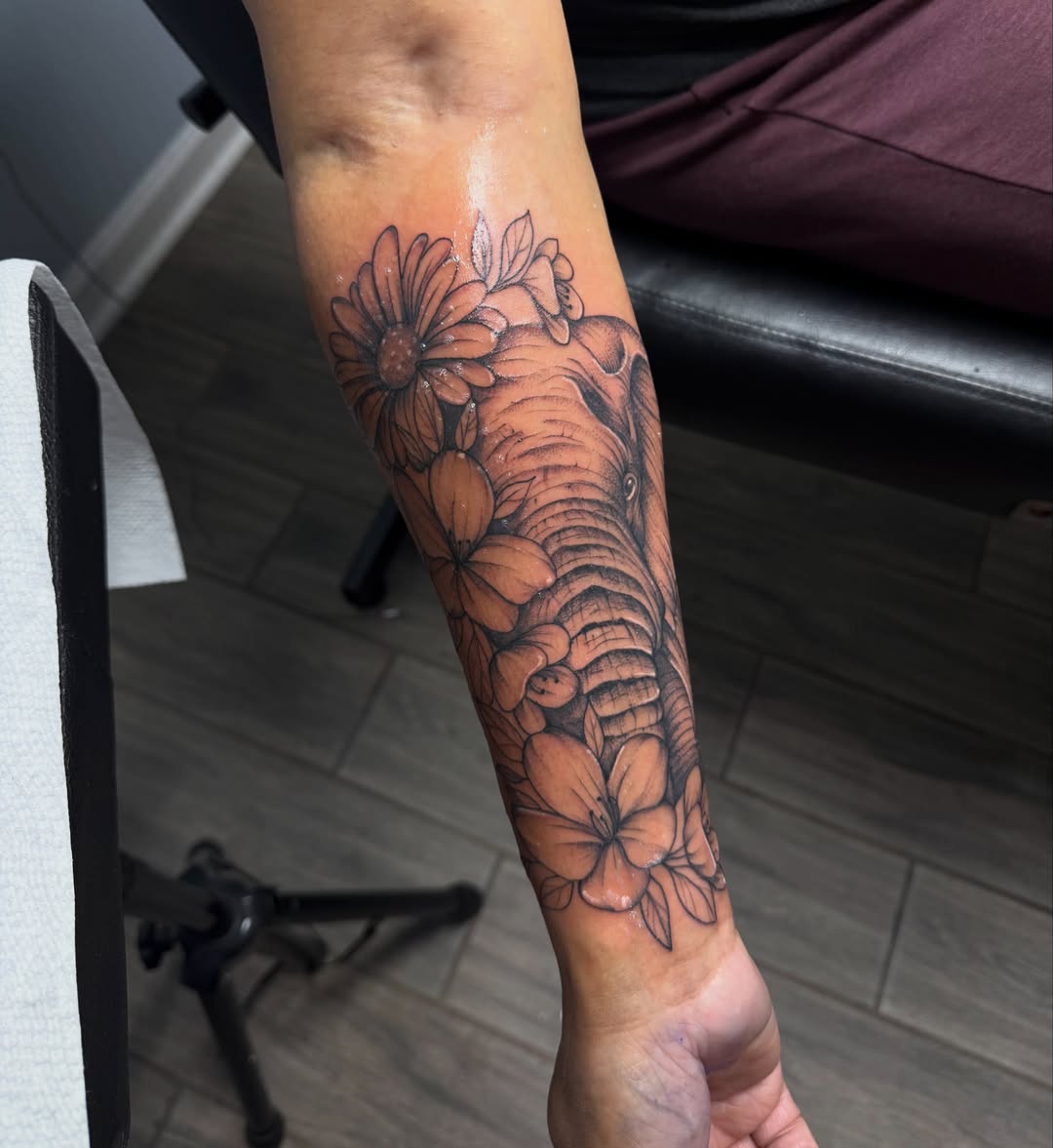 Tattoo by @stephsworldofink — black_and_grey