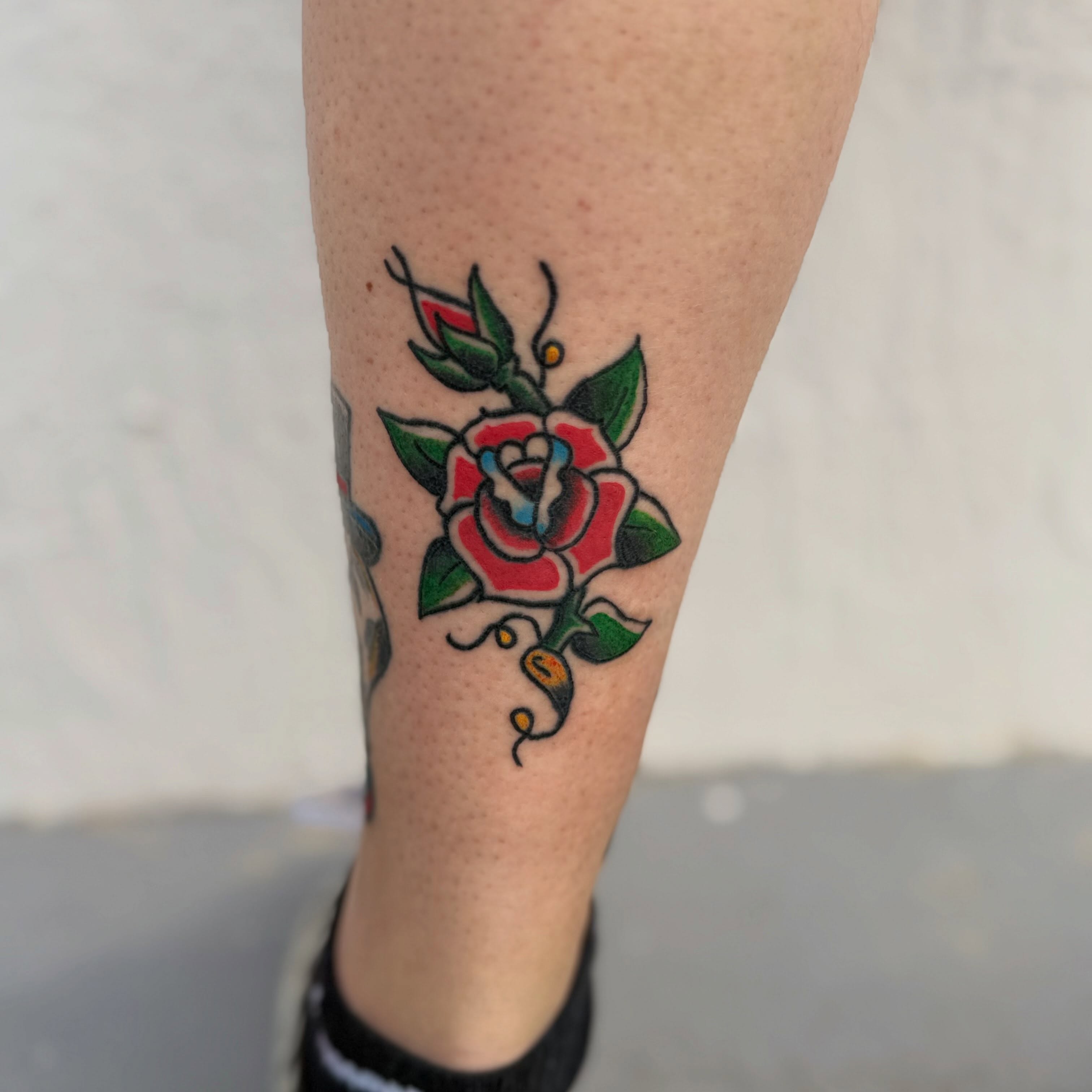 Rose American traditional tattoo on the calf by Camilo