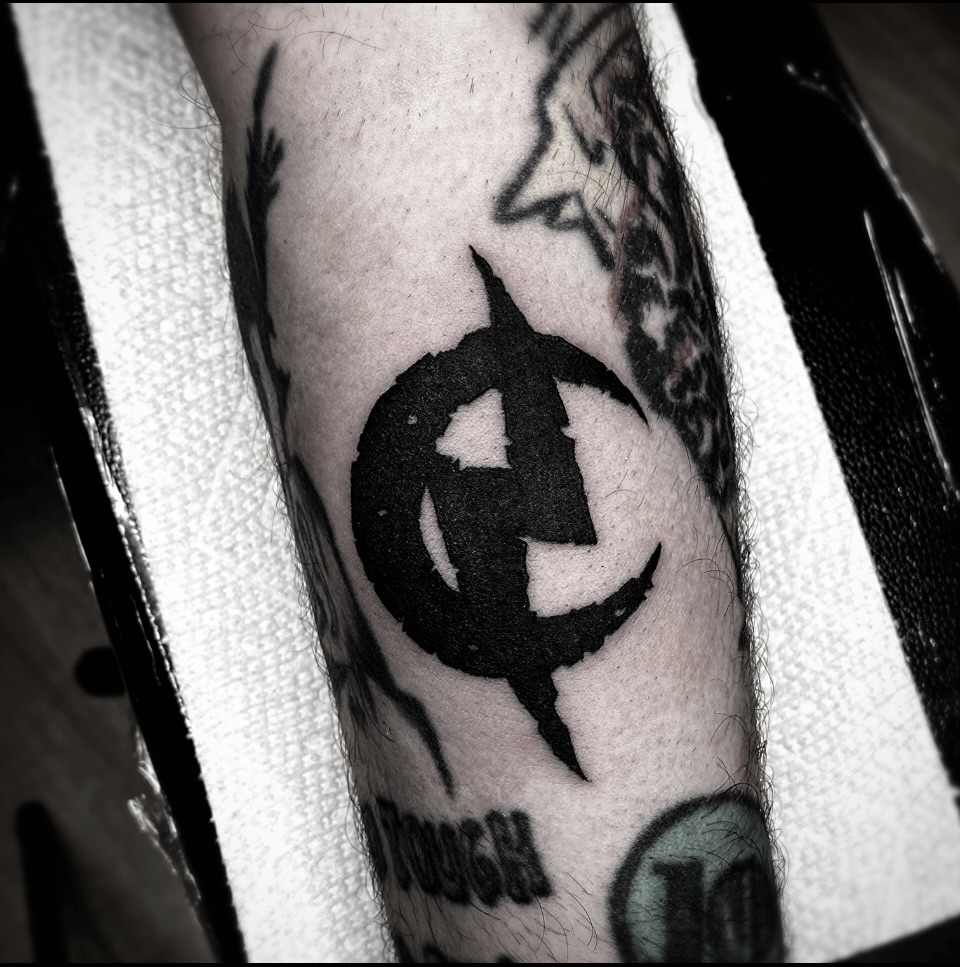 Anarchy symbol black and grey tattoo on the forearm by ᴄʀᴇɪɢʜᴛᴏɴ ᴇᴍʀɪᴄᴋ ᴛᴀᴛᴛᴏᴏꜱ ᴀɴᴅ ᴀʀᴛ
