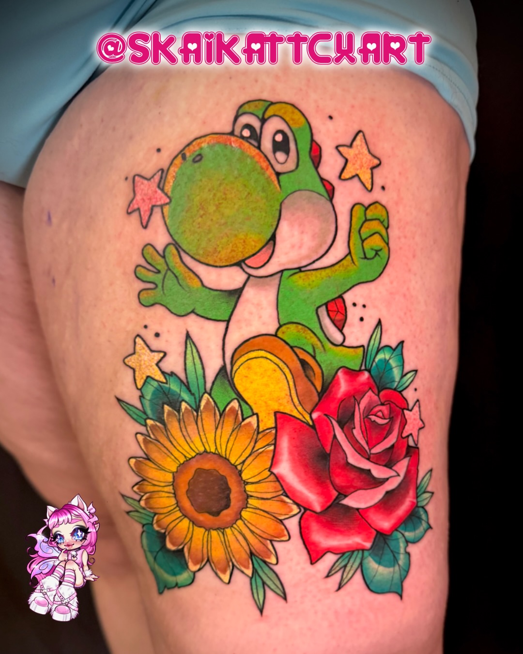 Yoshi with flowers new school tattoo on the thigh by ♔☙☆彡♡︎ Sᴋᴀɪʟʏʀ Kᴀᴛᴛ ♡︎☆彡❧♔