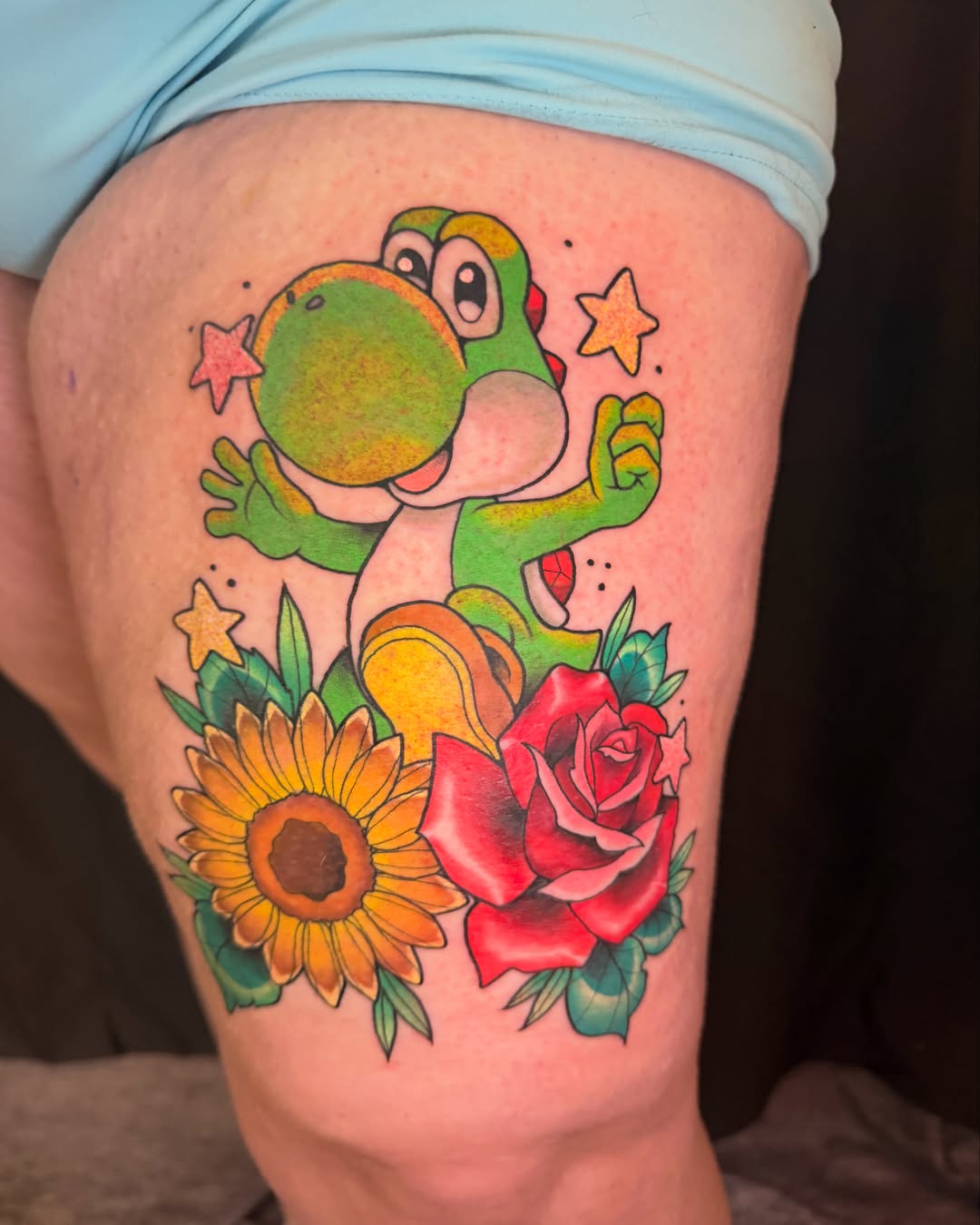 Yoshi with flowers new school tattoo on the thigh by ♔☙☆彡♡︎ Sᴋᴀɪʟʏʀ Kᴀᴛᴛ ♡︎☆彡❧♔