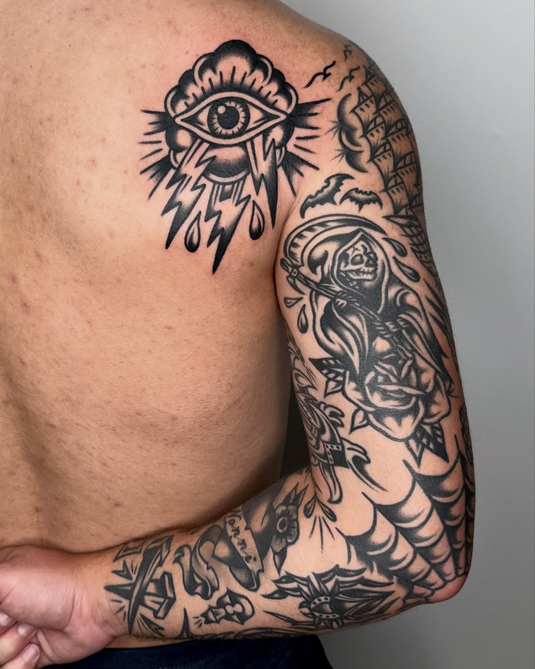 Eye with lightning American traditional tattoo on the shoulder by 올드스쿨타투 블랙스쿨타투 부천타투 알로