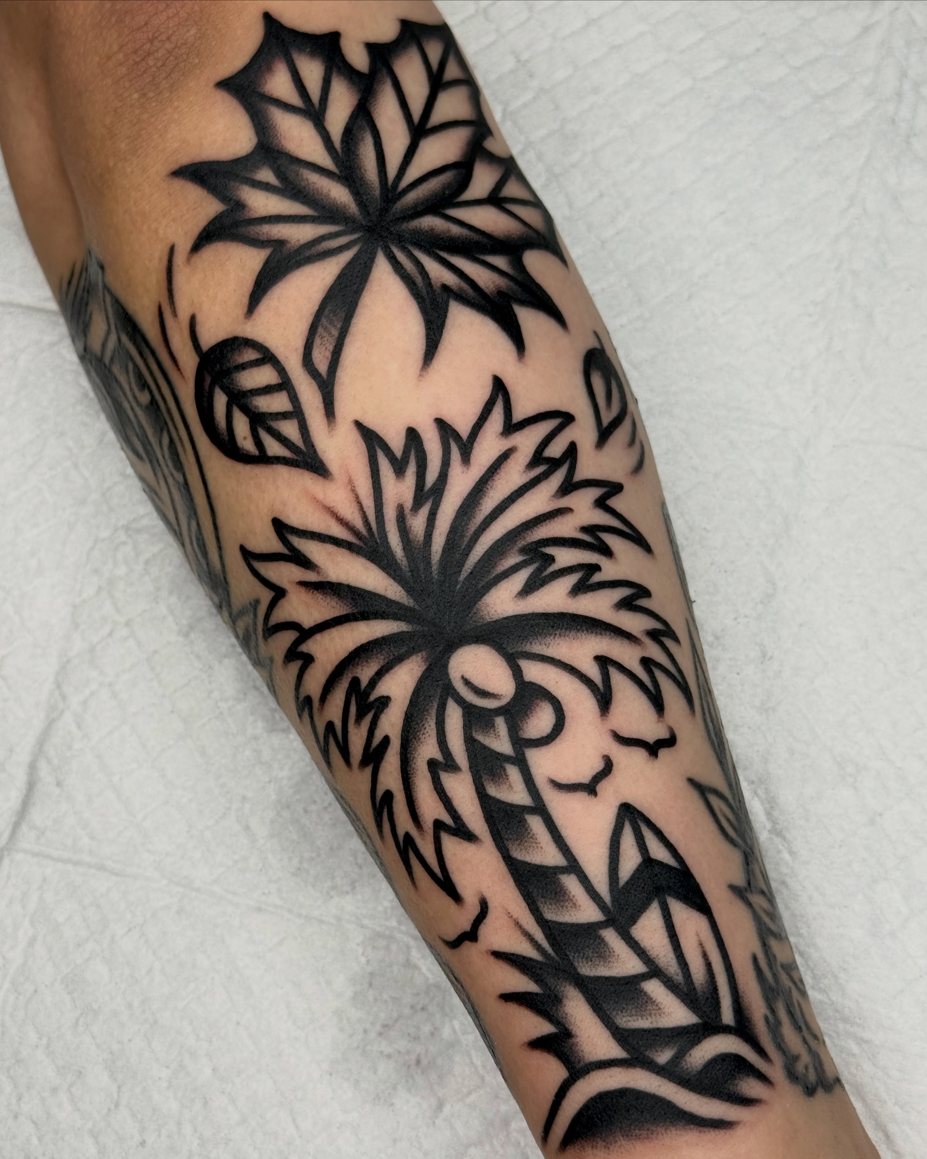 Palm trees black and grey tattoo on the forearm by 올드스쿨타투 블랙스쿨타투 부천타투 알로