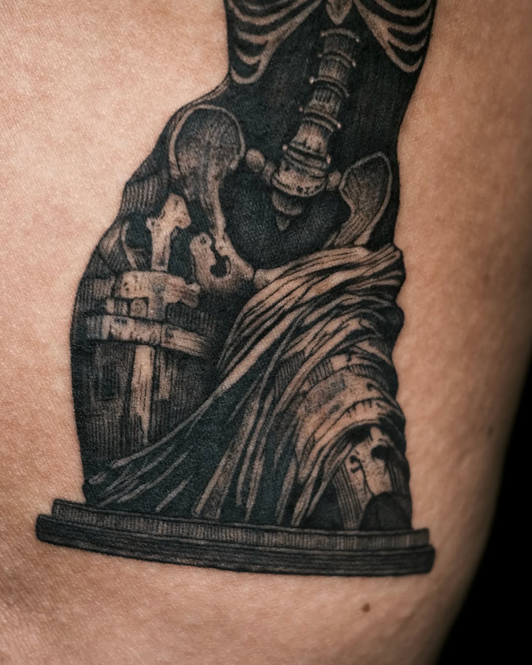 Statue black and grey tattoo on the thigh by 𝑴𝒆𝒍𝒐