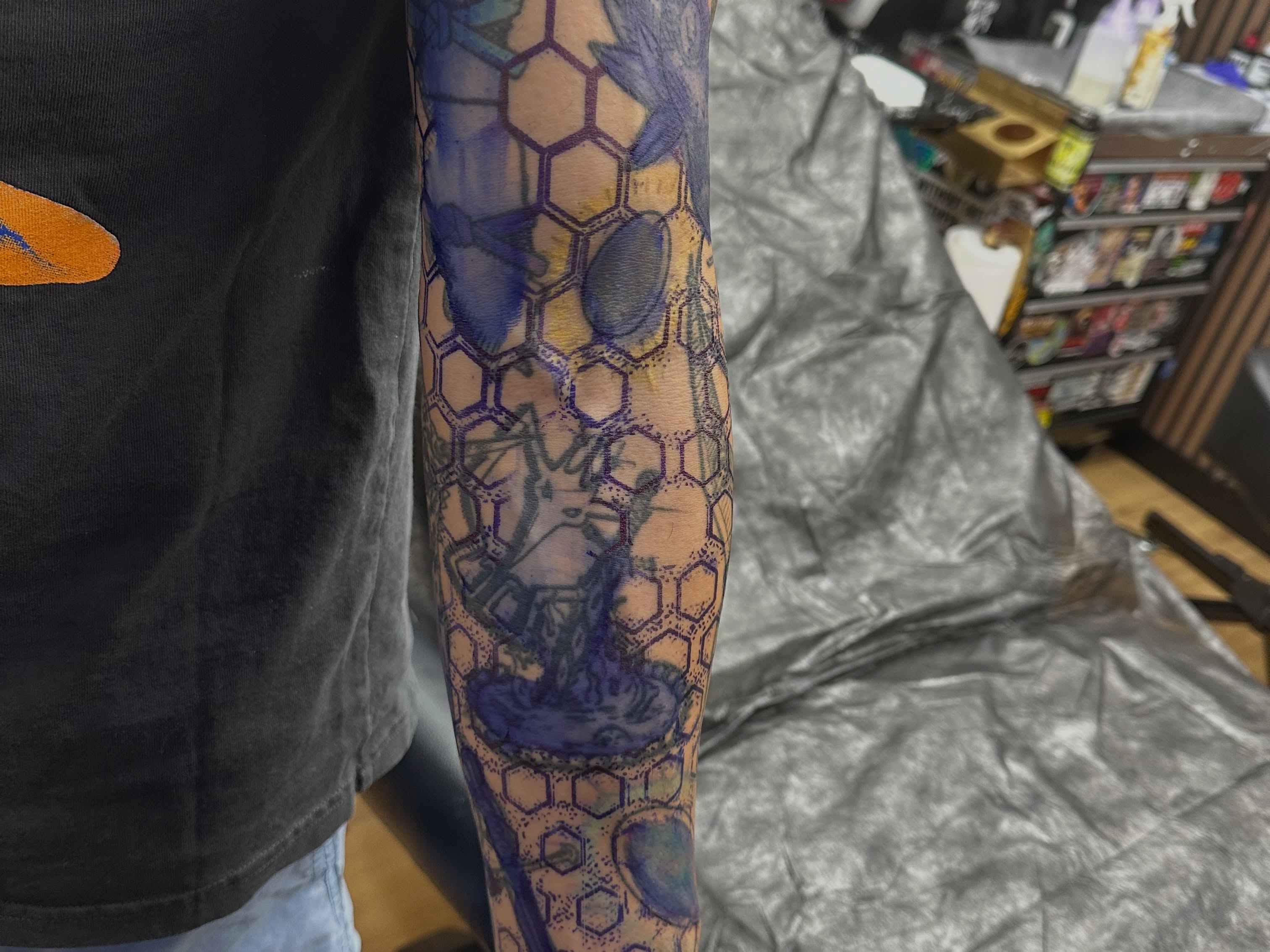 Tattoo by @suzentattoozen — dotwork, geometric