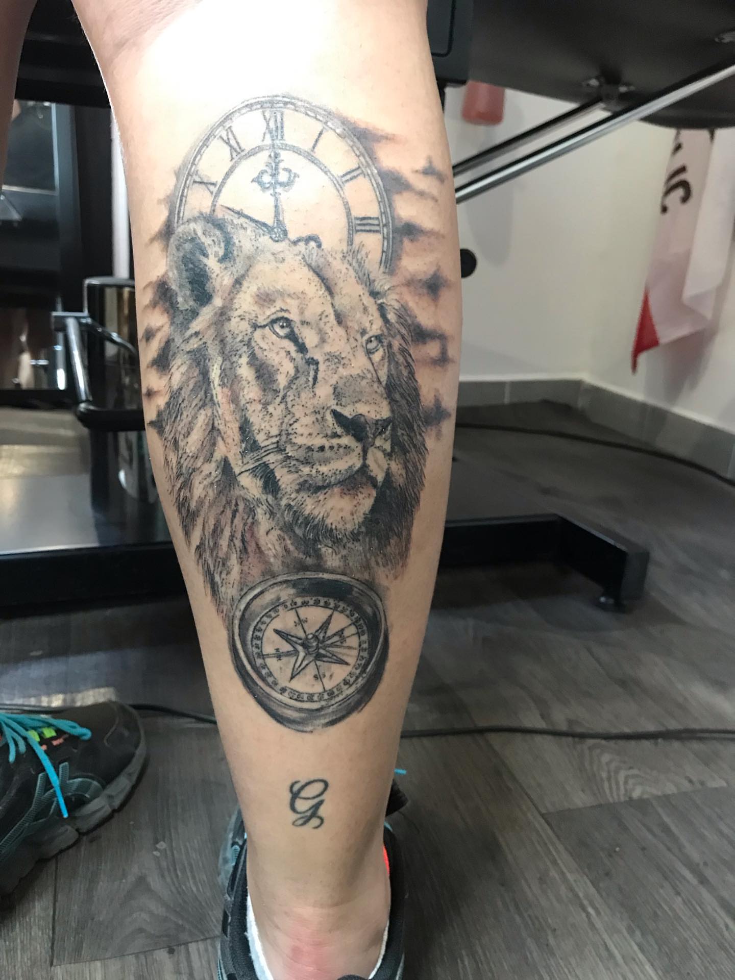 Lion realism tattoo on the leg by Moss Quito Tattoo