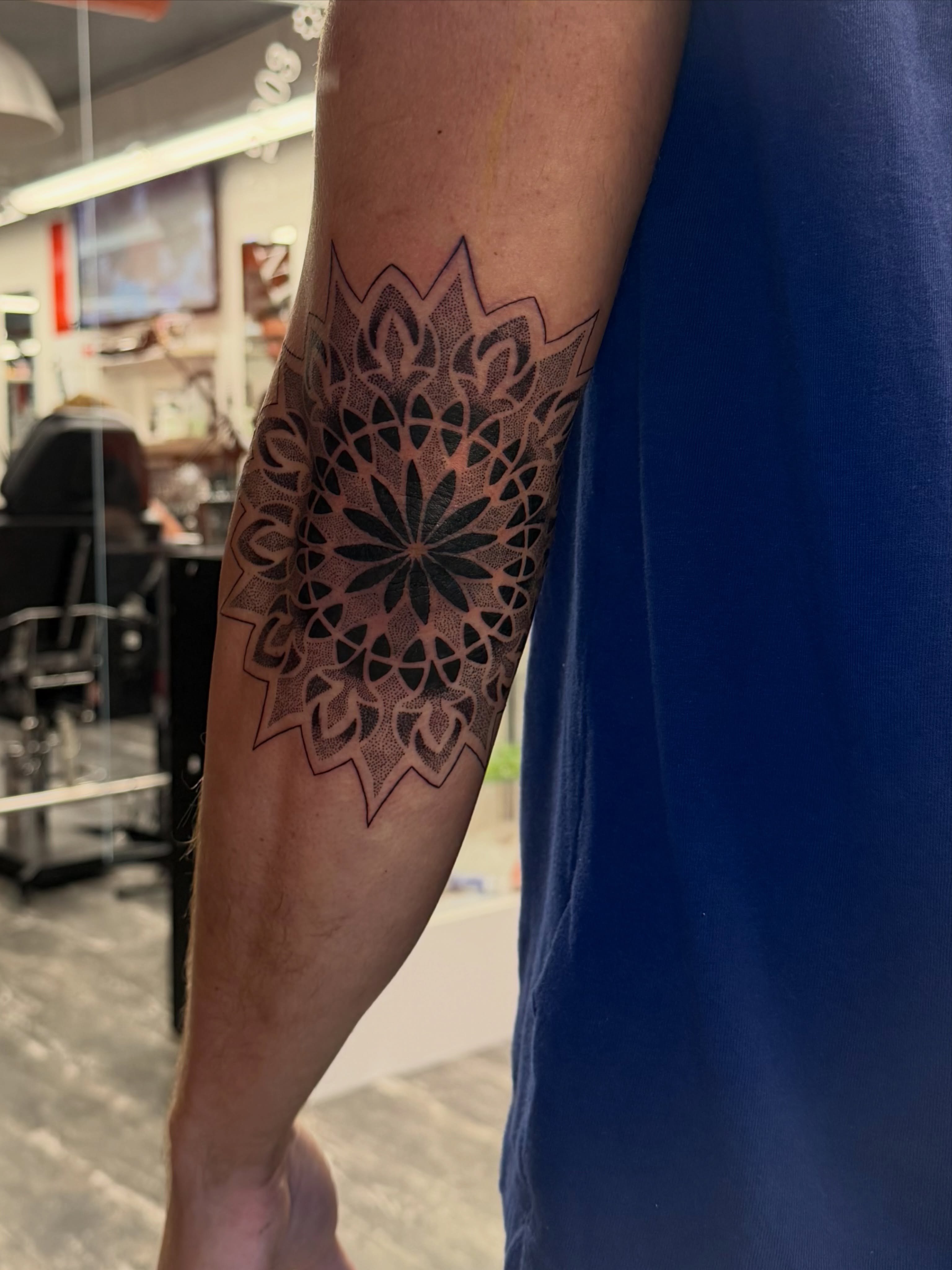 Tattoo by @santostefano.tattoo โ dotwork, geometric