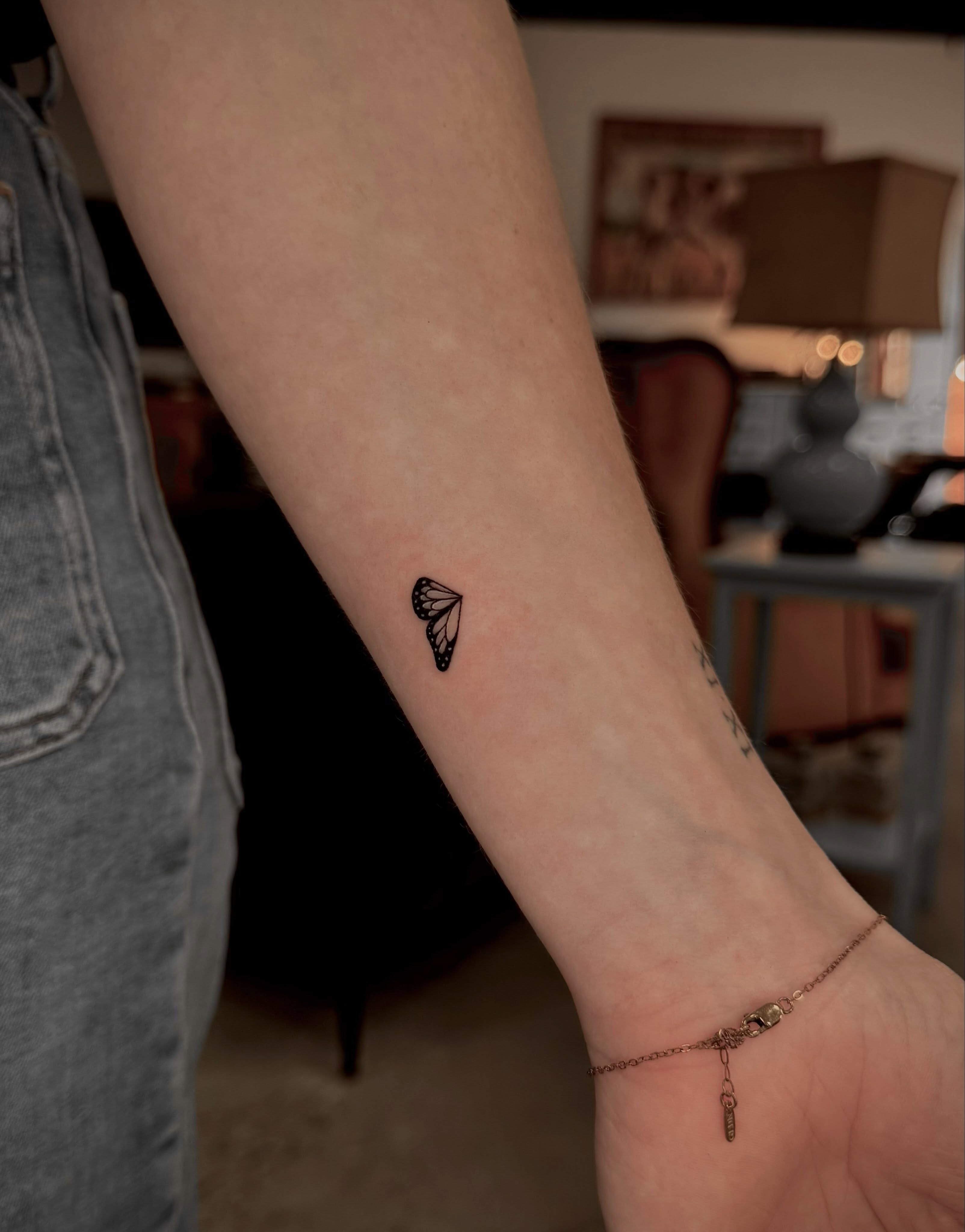 Tattoo by @tattoowithli — minimalist