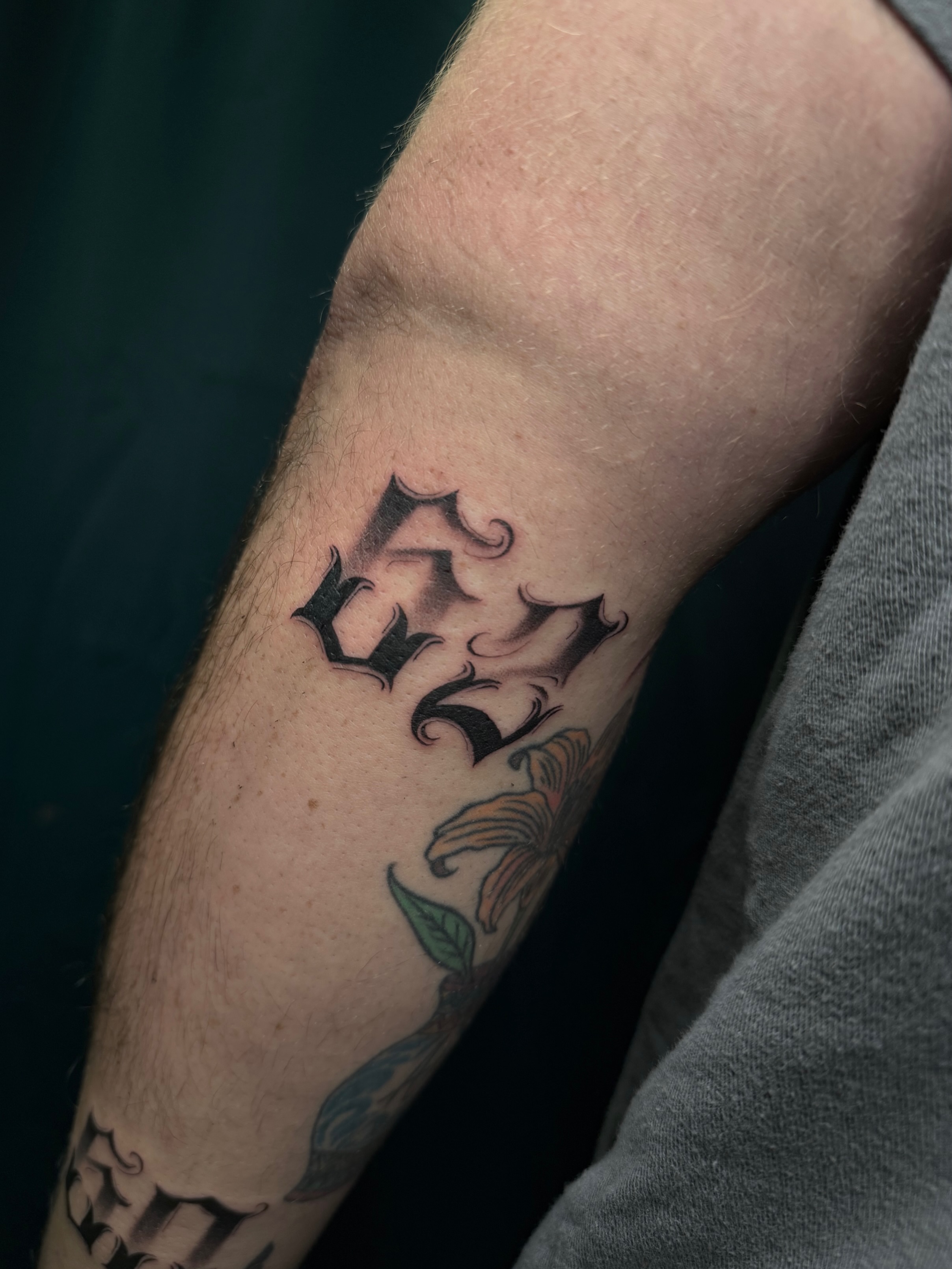 Cross black and grey tattoo on the forearm by 𝙰𝚛𝚕𝚒𝚗𝚐𝚝𝚘𝚗 𝚃𝚊𝚝𝚝𝚘𝚘 𝙰𝚛𝚝𝚒𝚜𝚝 ✴︎ 𝚝𝚊𝚝𝚜𝚇𝚟𝚊𝚕